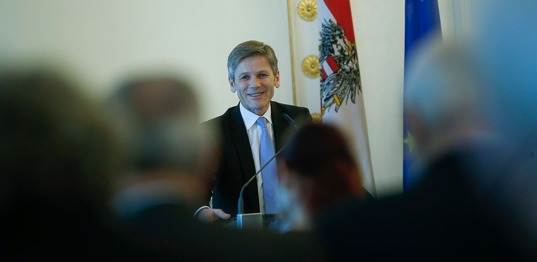 Am 10. Februar 2016 fand im Bundeskanzleramt die &Uuml;berreichung von Ehrenzeichen durch Kunst- und Kulturminister Josef Ostermayer (im Bild) statt.