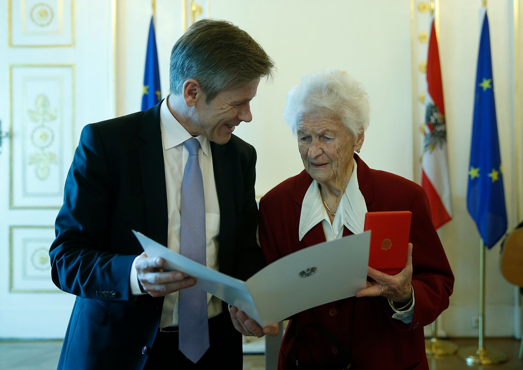 Am 10. Februar 2016 &uuml;berreichte Kunst- und Kulturminister Josef Ostermayer (l.) das Silberne Verdienstzeichen der Republik &Ouml;sterreich an Maria C&auml;sar (r.).