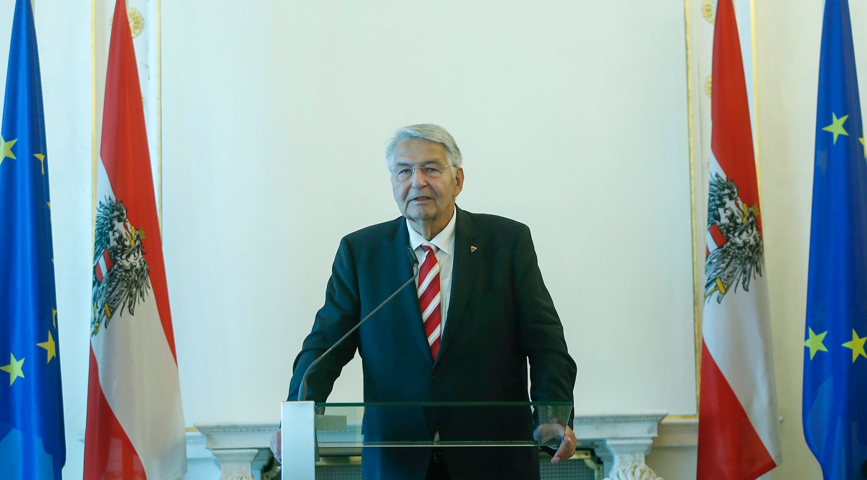 Am 10. Februar 2016 &uuml;berreichte Kunst- und Kulturminister Josef Ostermayer das Goldenen Ehrenzeichen f&uuml;r Verdienste um die Republik &Ouml;sterreich an Gerhard Kastelic (im Bild).