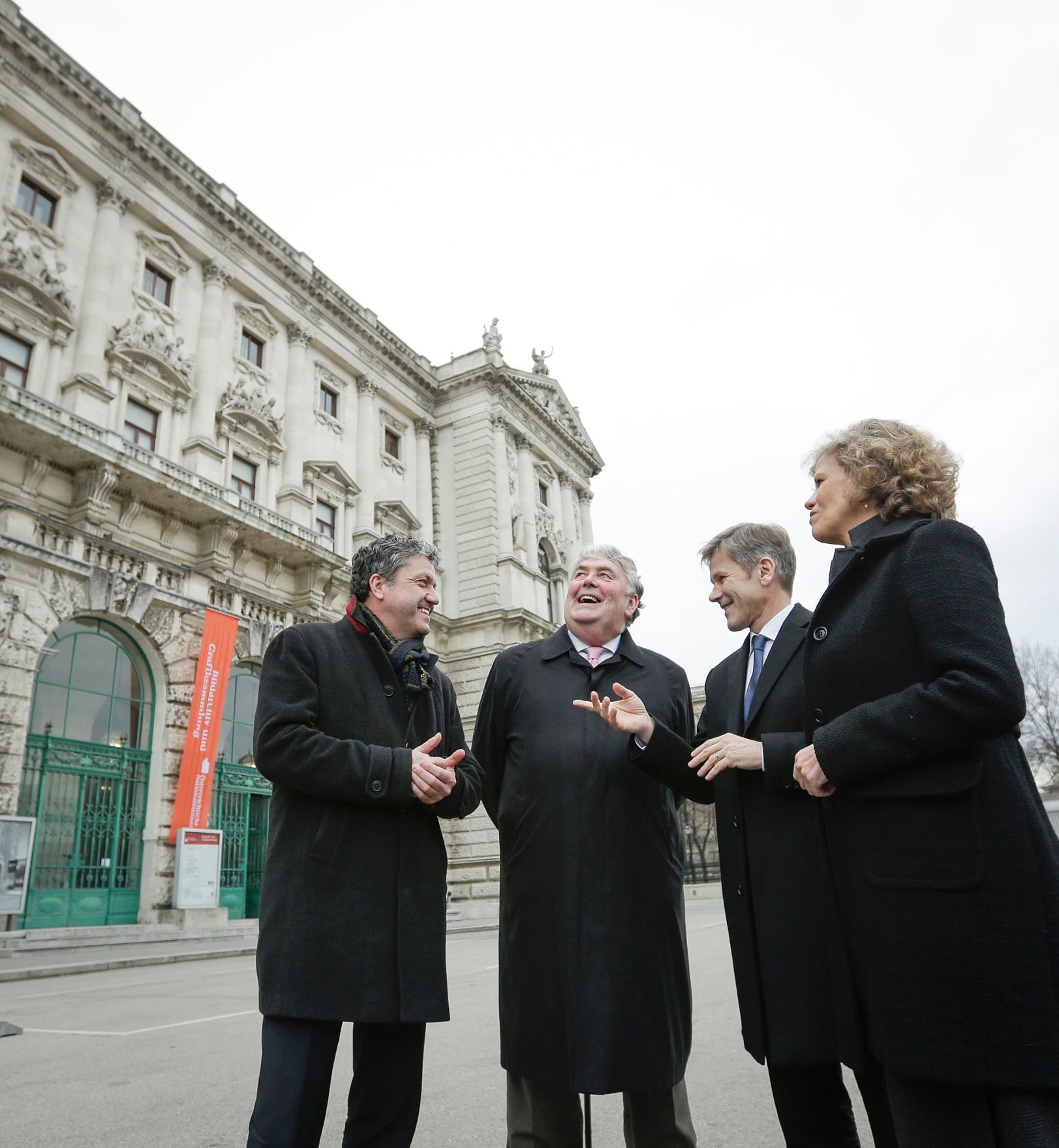 Am 8. Februar 2016 fand der symbolische Spatenstich f&uuml;r das neue Weltmuseum Wien statt. Im Bild Kunst- und Kulturminister Josef Ostermayer (m.r.) mit der Generaldirektorin des Kunsthistorischen Museums Sabine Haag (r.), dem Direktor des Weltmuseum Wien Steven Engelsman (m.l.) und Burghauptmann Reinhold Sahl (l.).