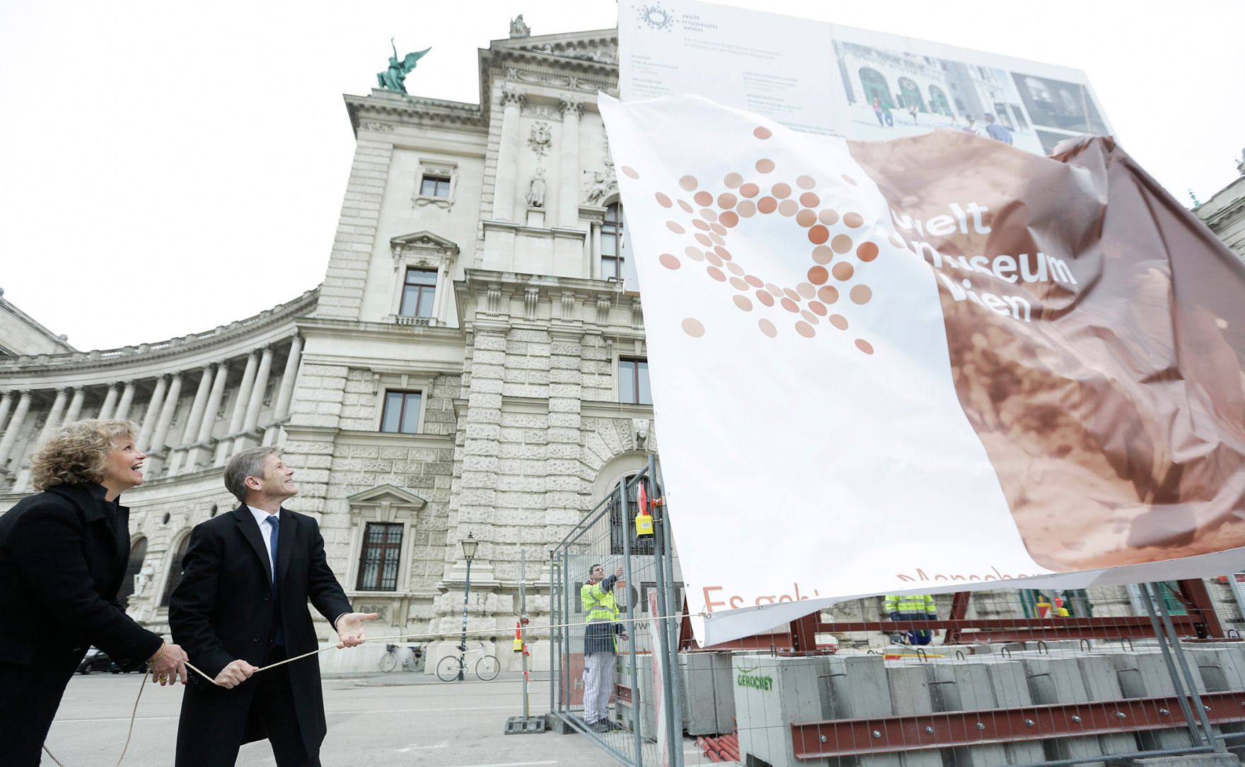 Am 8. Februar 2016 fand der symbolische Spatenstich f&uuml;r das neue Weltmuseum Wien statt. Im Bild Kunst- und Kulturminister Josef Ostermayer (r.) mit der Generaldirektorin des Kunsthistorischen Museums Sabine Haag (l.).