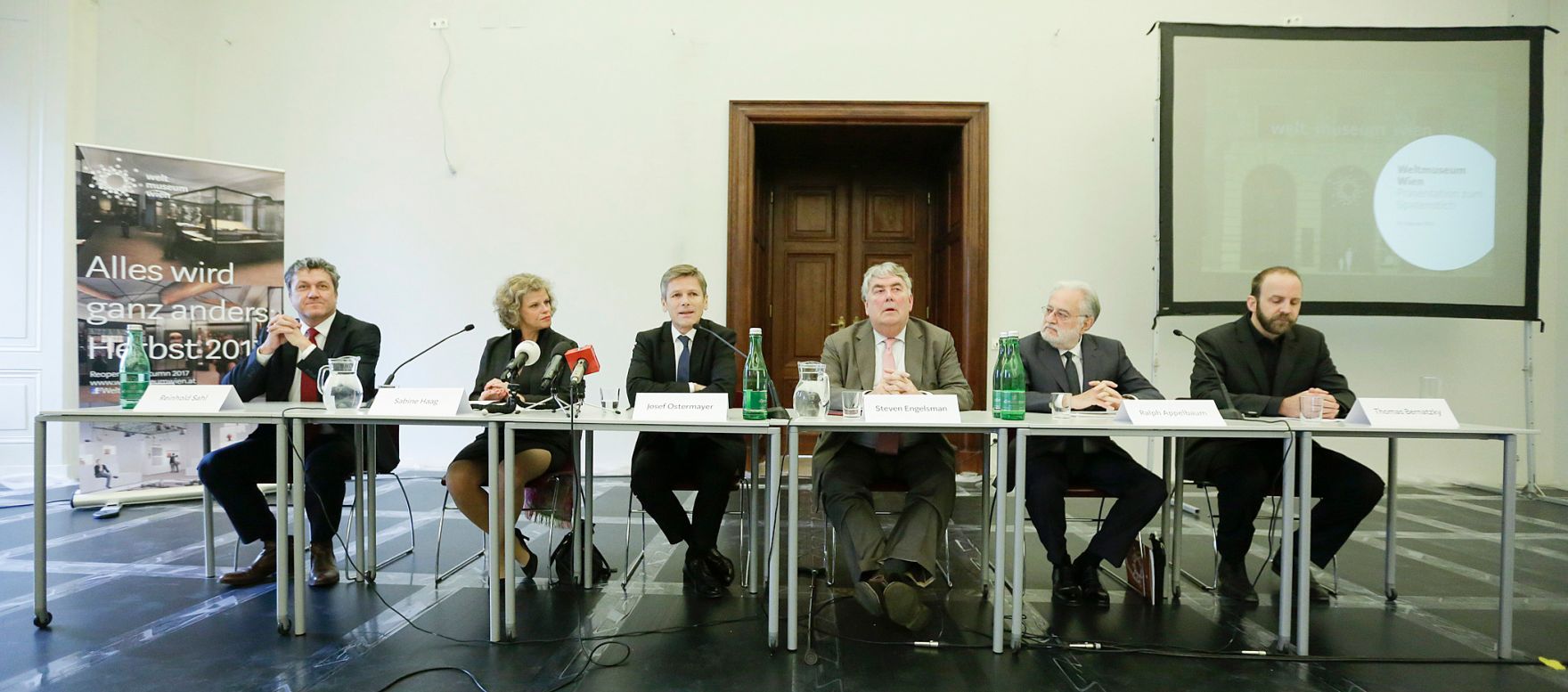 Am 8. Februar 2016 fand anl&auml;sslich des symbolischen Spatenstichs f&uuml;r das neue Weltmuseum Wien eine Pressekonferenz statt. Im Bild (v.l.n.r.) Burghauptmann Reinhold Sahl, Generaldirektorin des Kunsthistorischen Museums Sabine Haag, Kunst- und Kulturminister Josef Ostermayer, Direktor des Weltmuseum Wien Steven Engelsman und die Architekten Ralph Appelbaum und Thomas Bernatzky.
