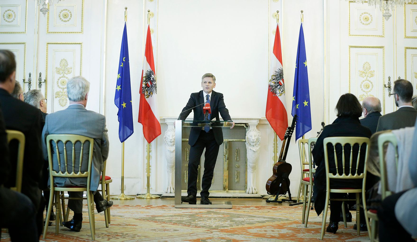 Am 13. J&auml;nner 2016 &uuml;berreichte Kunst- und Kulturminister Josef Ostermayer (im Bild) die Urkunde, mit der Johannes Fischer der Berufstitel Professor verliehen wurde.