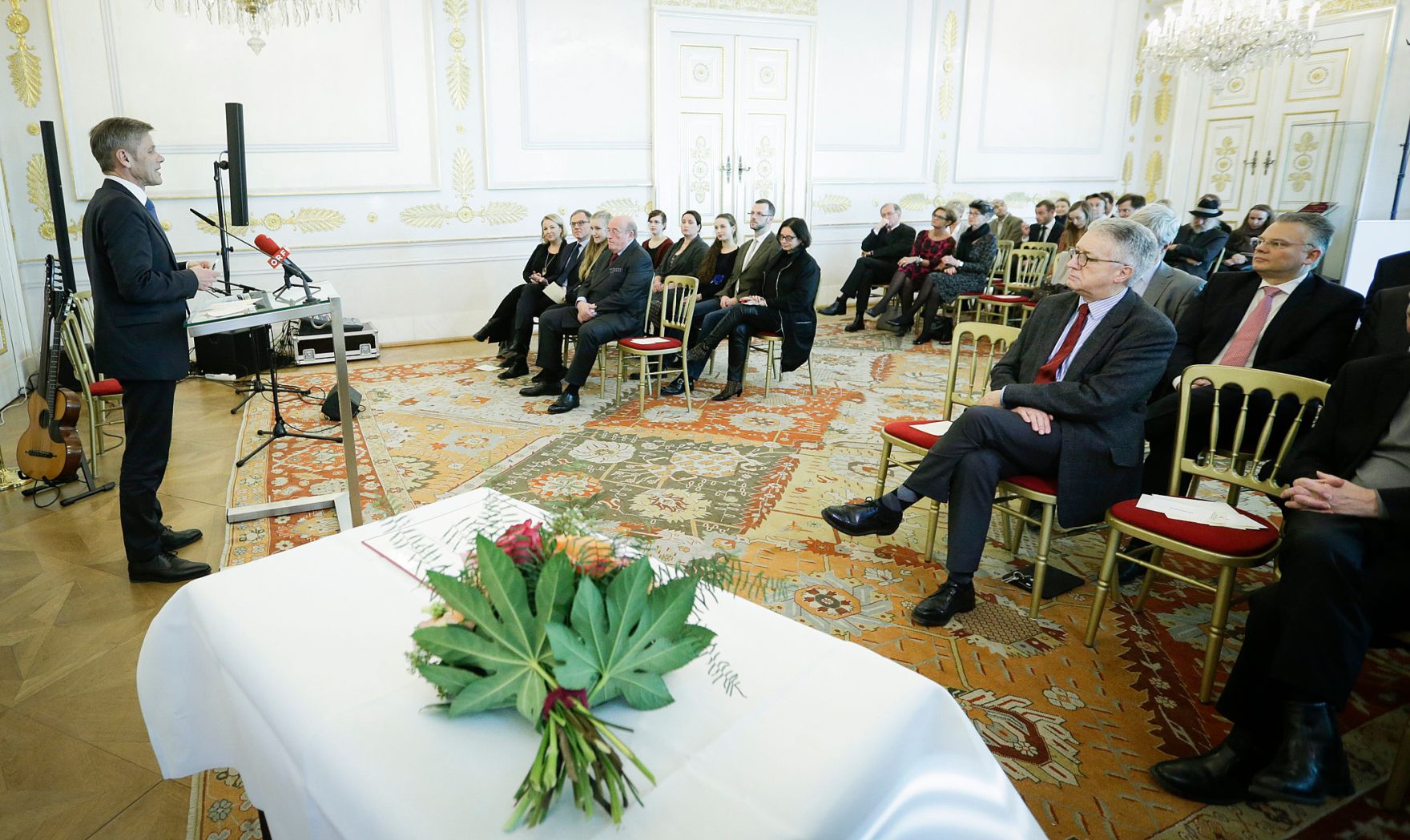 Am 13. J&auml;nner 2016 &uuml;berreichte Kunst- und Kulturminister Josef Ostermayer (l.) die Urkunde, mit der Johannes Fischer der Berufstitel Professor verliehen wurde.