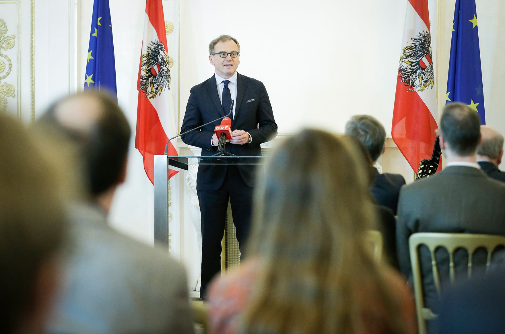 Am 13. J&auml;nner 2016 &uuml;berreichte Kunst- und Kulturminister Josef Ostermayer die Urkunde, mit der Johannes Fischer der Berufstitel Professor verliehen wurde. Im Bild der Laudator Armin Wolf.