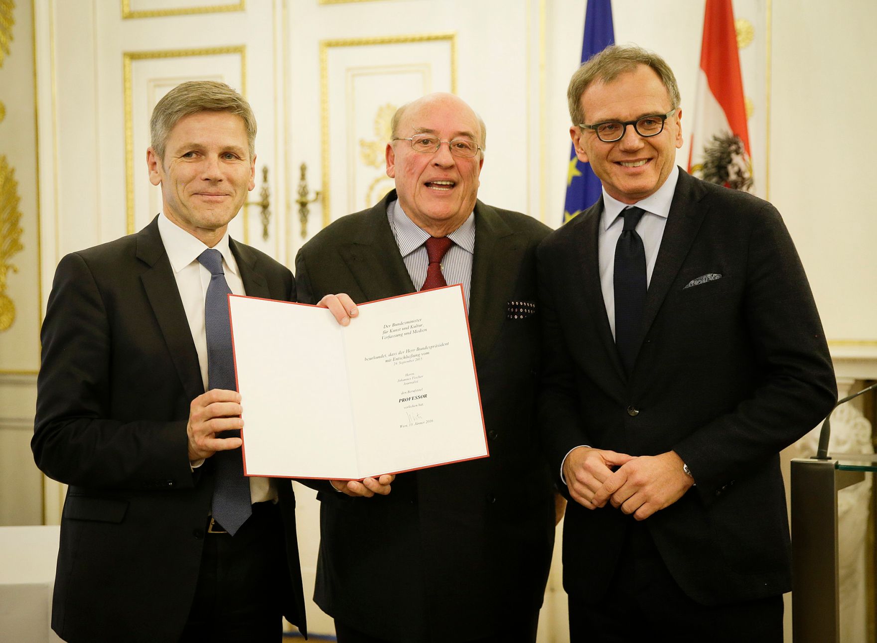Am 13. J&auml;nner 2016 &uuml;berreichte Kunst- und Kulturminister Josef Ostermayer (l.) die Urkunde, mit der Johannes Fischer (m.) der Berufstitel Professor verliehen wurde. Im Bild mit Armin Wolf (r.).