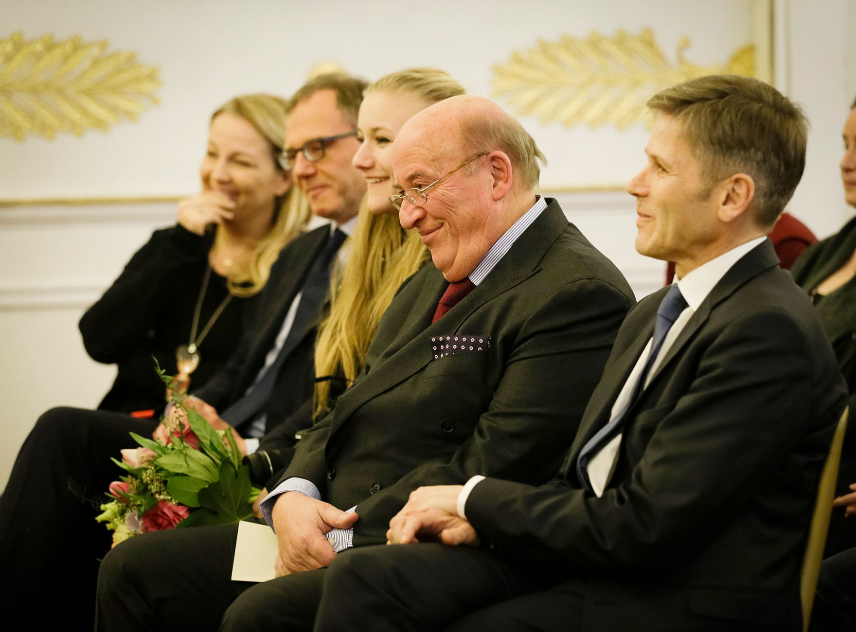 Am 13. J&auml;nner 2016 &uuml;berreichte Kunst- und Kulturminister Josef Ostermayer (r.) die Urkunde, mit der Johannes Fischer (2.v.r.) der Berufstitel Professor verliehen wurde.