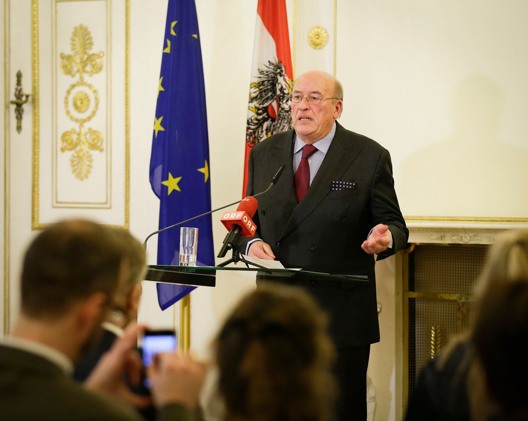 Am 13. J&auml;nner 2016 &uuml;berreichte Kunst- und Kulturminister Josef Ostermayer die Urkunde, mit der Johannes Fischer (im Bild) der Berufstitel Professor verliehen wurde.