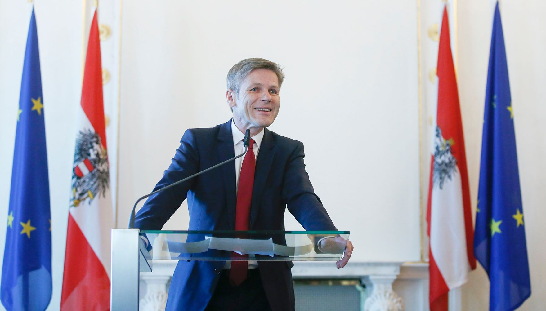 Am 19. J&auml;nner 2016 &uuml;berreichte Kunst- und Kulturminister Josef Ostermayer (im Bild) das &ouml;sterreichische Ehrenkreuz f&uuml;r Wissenschaft und Kunst I. Klasse an Alfred Komarek.