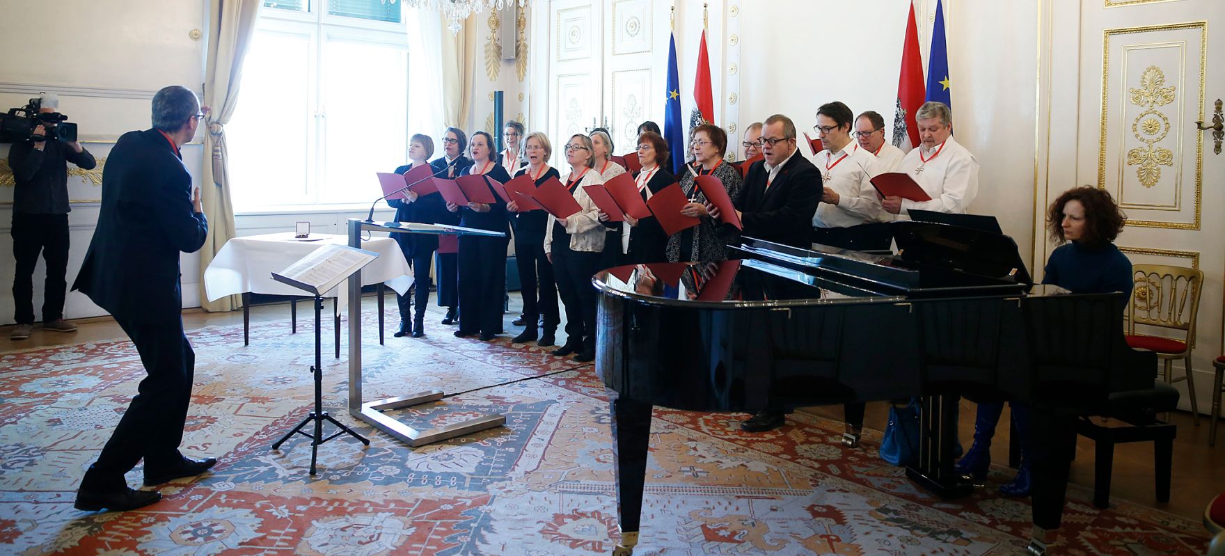 Am 19. J&auml;nner 2016 &uuml;berreichte Kunst- und Kulturminister Josef Ostermayer das &ouml;sterreichische Ehrenkreuz f&uuml;r Wissenschaft und Kunst I. Klasse an Alfred Komarek.