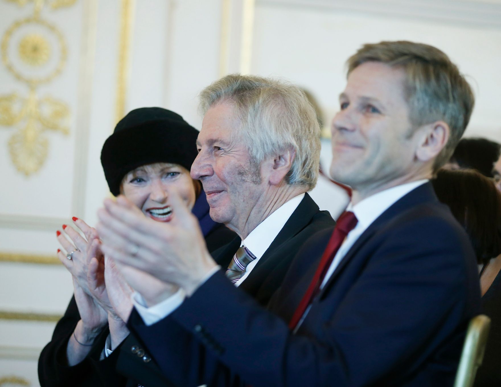 Am 19. J&auml;nner 2016 &uuml;berreichte Kunst- und Kulturminister Josef Ostermayer (r.) das &ouml;sterreichische Ehrenkreuz f&uuml;r Wissenschaft und Kunst I. Klasse an Alfred Komarek (m.).