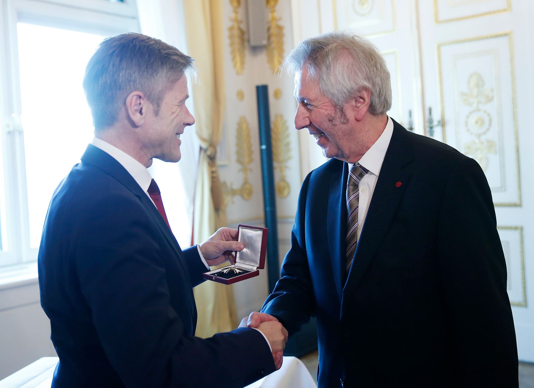 Am 19. J&auml;nner 2016 &uuml;berreichte Kunst- und Kulturminister Josef Ostermayer (l.) das &ouml;sterreichische Ehrenkreuz f&uuml;r Wissenschaft und Kunst I. Klasse an Alfred Komarek (r.).