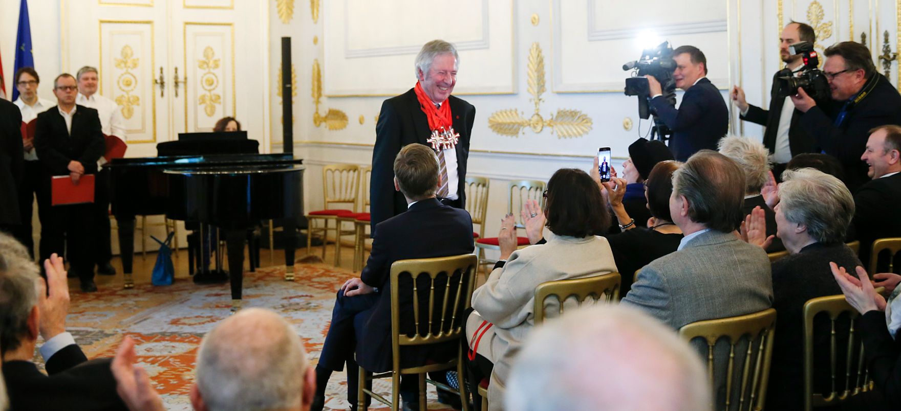 Am 19. J&auml;nner 2016 &uuml;berreichte Kunst- und Kulturminister Josef Ostermayer das &ouml;sterreichische Ehrenkreuz f&uuml;r Wissenschaft und Kunst I. Klasse an Alfred Komarek (m.).