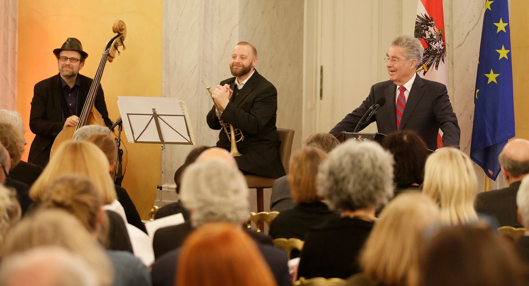 Am 27. J&auml;nner 2016 fand die &Uuml;berreichung des &Ouml;sterreichischen Kunstpreises 2015 durch Bundespr&auml;sident Heinz Fischer (r.) und Kunst- und Kulturminister Josef Ostermayer in der Pr&auml;sidentschaftskanzlei statt.