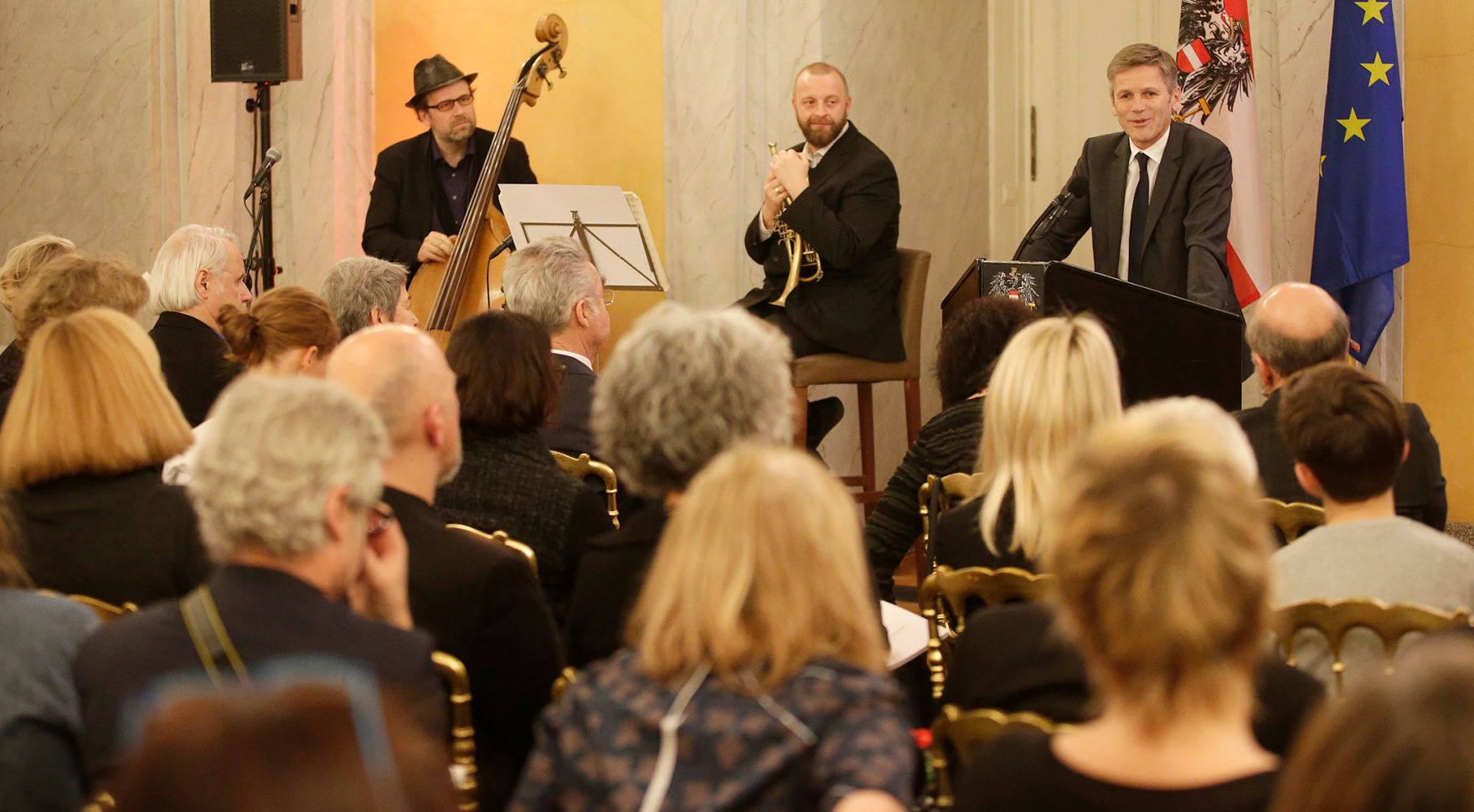 Am 27. J&auml;nner 2016 fand die &Uuml;berreichung des &Ouml;sterreichischen Kunstpreises 2015 durch Bundespr&auml;sident Heinz Fischer und Kunst- und Kulturminister Josef Ostermayer (r.) in der Pr&auml;sidentschaftskanzlei statt.