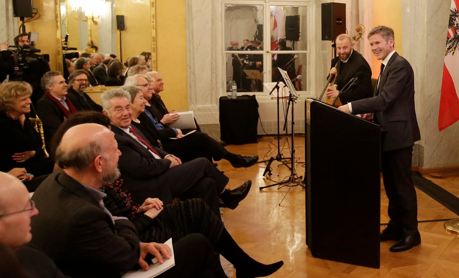 Am 27. J&auml;nner 2016 fand die &Uuml;berreichung des &Ouml;sterreichischen Kunstpreises 2015 durch Bundespr&auml;sident Heinz Fischer und Kunst- und Kulturminister Josef Ostermayer (r.) in der Pr&auml;sidentschaftskanzlei statt.