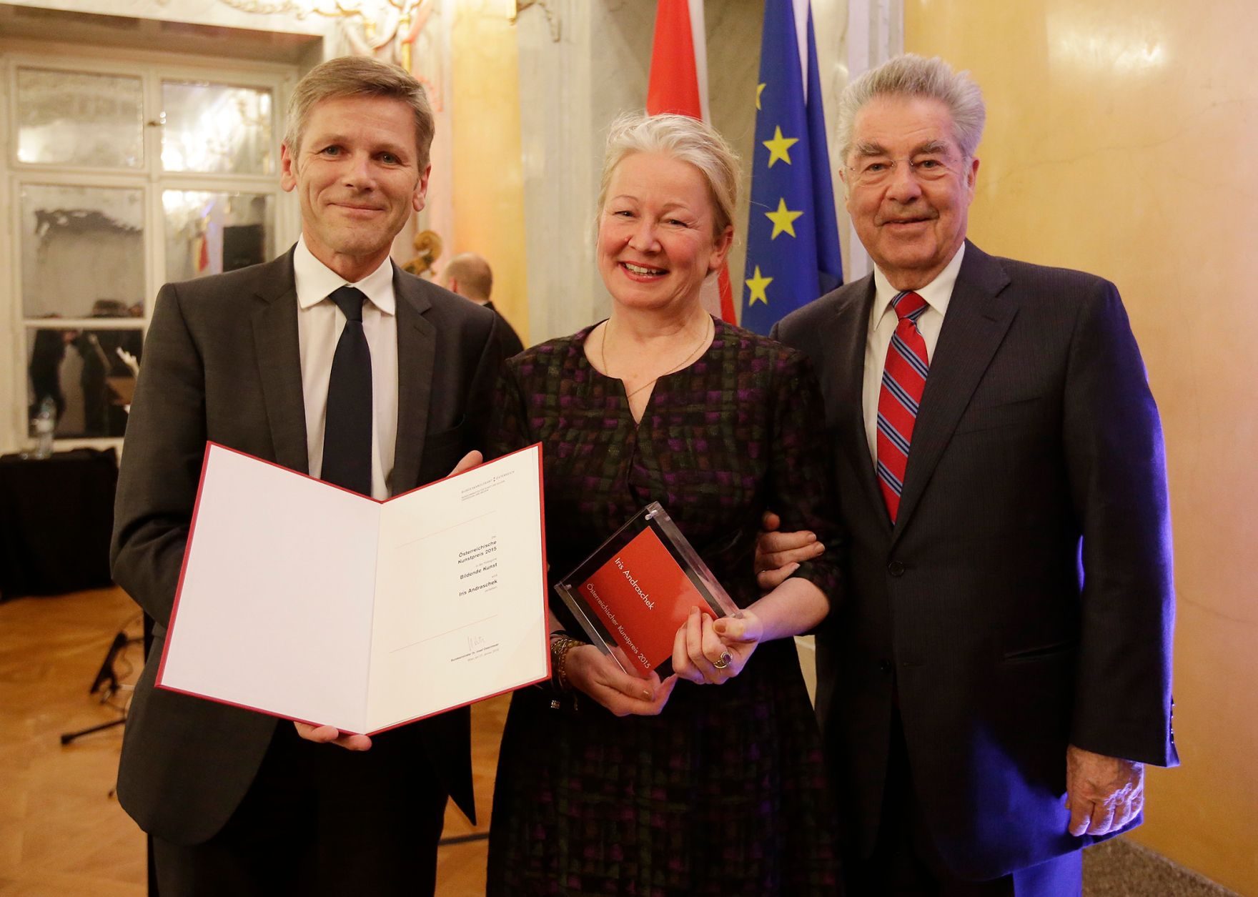 Am 27. J&auml;nner 2016 fand die &Uuml;berreichung des &Ouml;sterreichischen Kunstpreises 2015 durch Bundespr&auml;sident Heinz Fischer (r.) und Kunst- und Kulturminister Josef Ostermayer (l.) in der Pr&auml;sidentschaftskanzlei statt. Im Bild mit Iris Andraschek (m.).