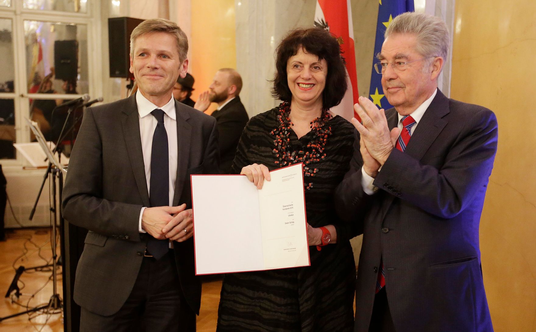Am 27. J&auml;nner 2016 fand die &Uuml;berreichung des &Ouml;sterreichischen Kunstpreises 2015 durch Bundespr&auml;sident Heinz Fischer (r.) und Kunst- und Kulturminister Josef Ostermayer (l.) in der Pr&auml;sidentschaftskanzlei statt. Im Bild mit Evelyn Schlag (m.).