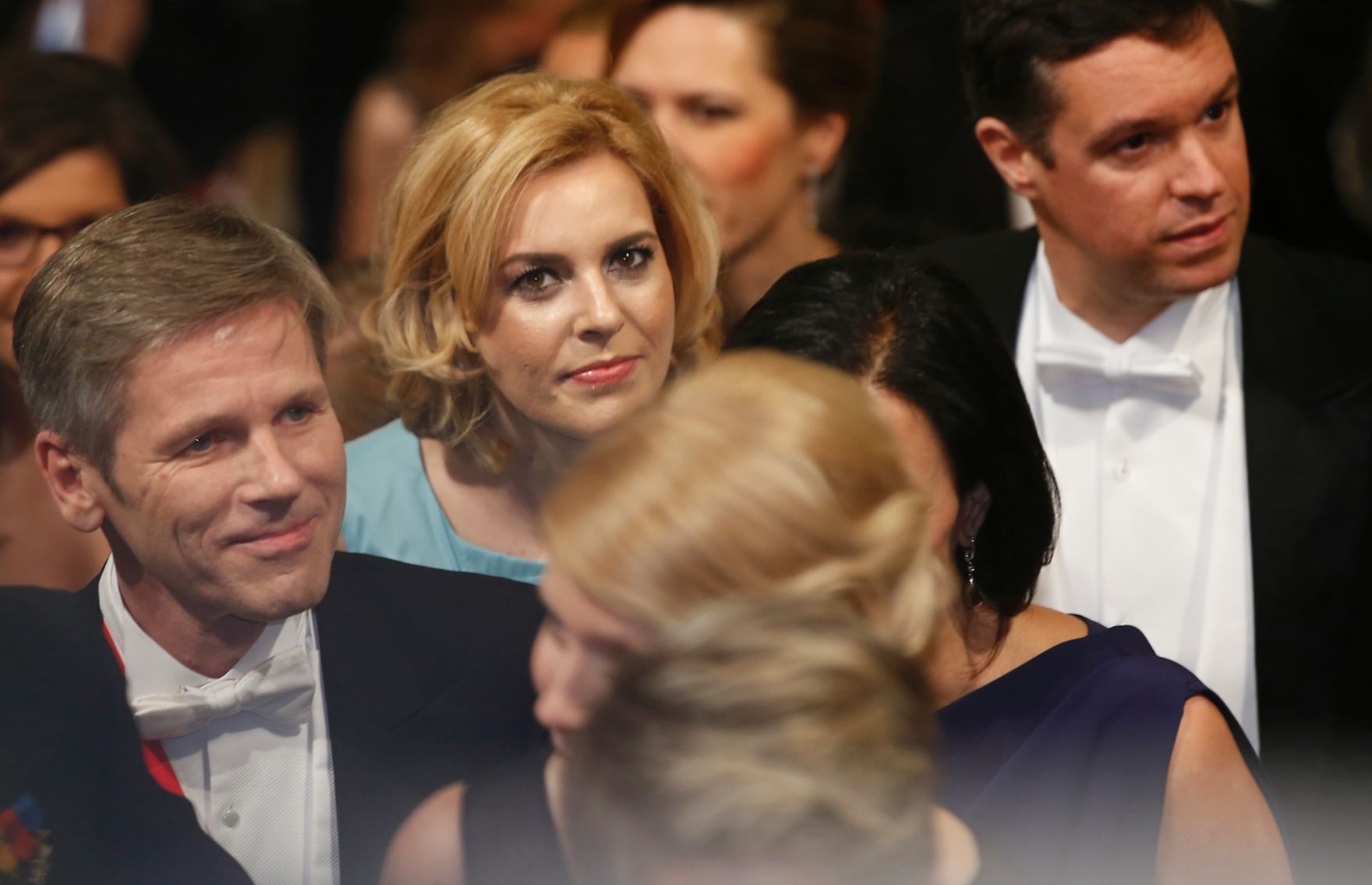Am 4. Februar 2016 besuchte Kanzleramtsminister Josef Ostermayer (l.) den Wiener Opernball. Im Bild mit Staatssekret&auml;rin Sonja Ste&szlig;l (m.).