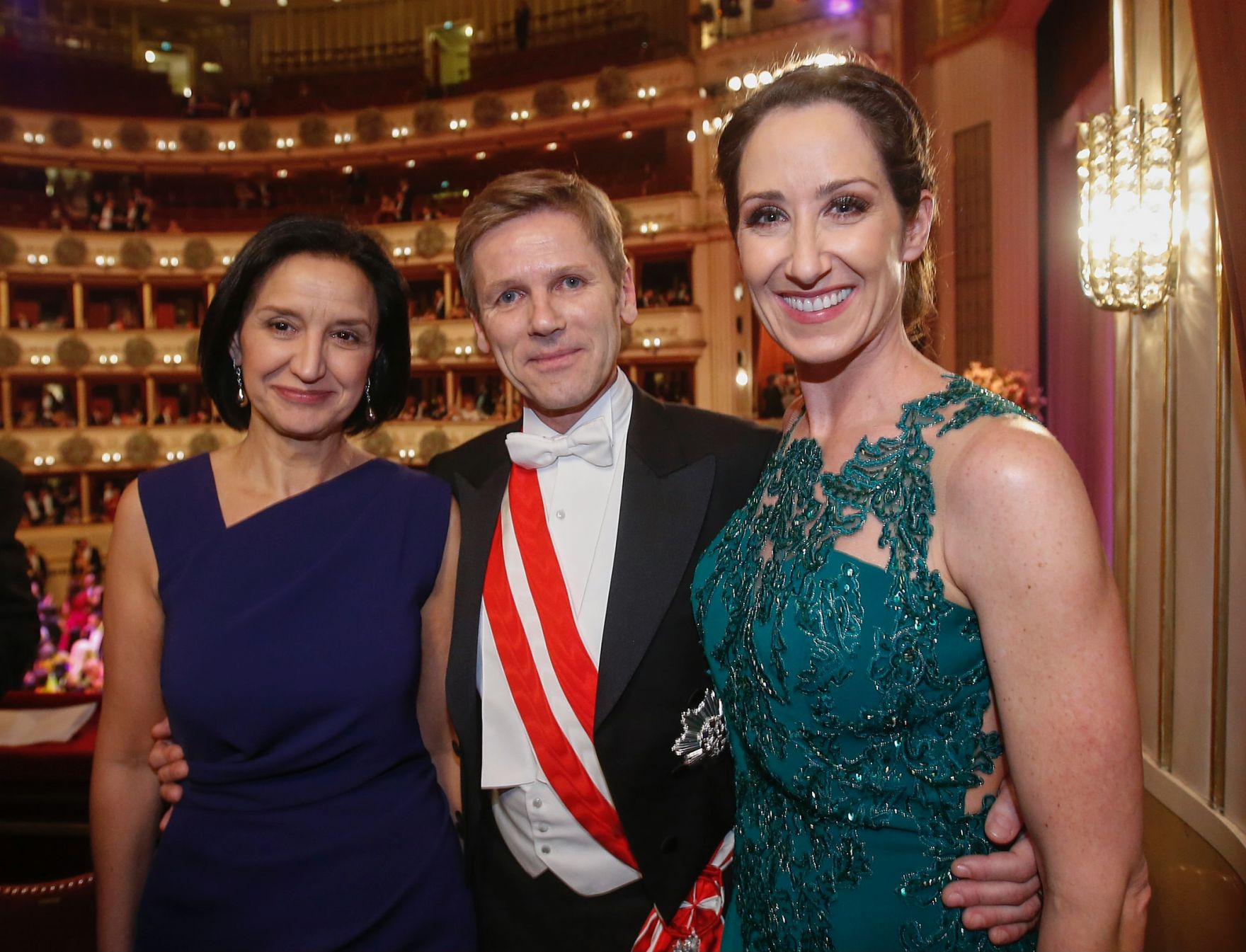 Am 4. Februar 2016 besuchte Kanzleramtsminister Josef Ostermayer (m.) mit Ehefrau Manuela (l.) den Wiener Opernball. Im Bild mit Moderatorin Kathi Bellowitsch (r.).