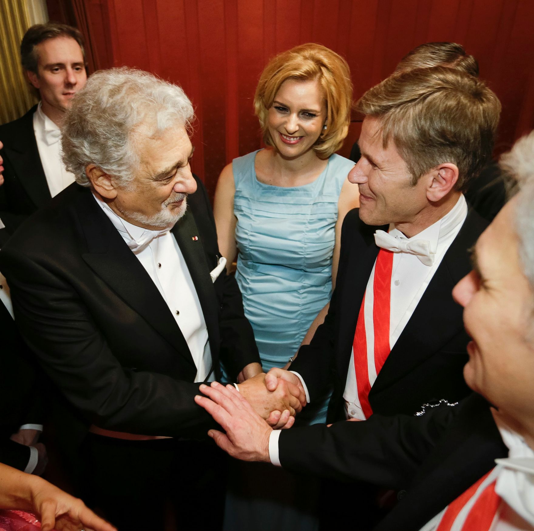 Am 4. Februar 2016 besuchte Kanzleramtsminister Josef Ostermayer (r.) den Wiener Opernball. Im Bild mit Kammers&auml;nger Pl&aacute;cido Domingo (l.) und Staatsekret&auml;rin Sonja Ste&szlig;l (m.).