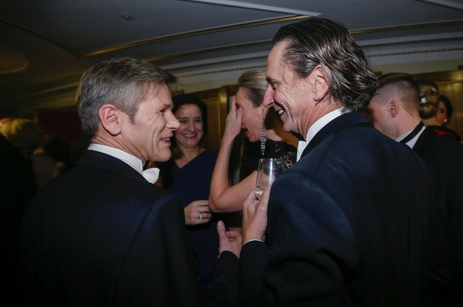 Am 4. Februar 2016 besuchte Kanzleramtsminister Josef Ostermayer (l.) den Wiener Opernball. Im Bild mit Profil-Herausgeber Christian Rainer (r.).