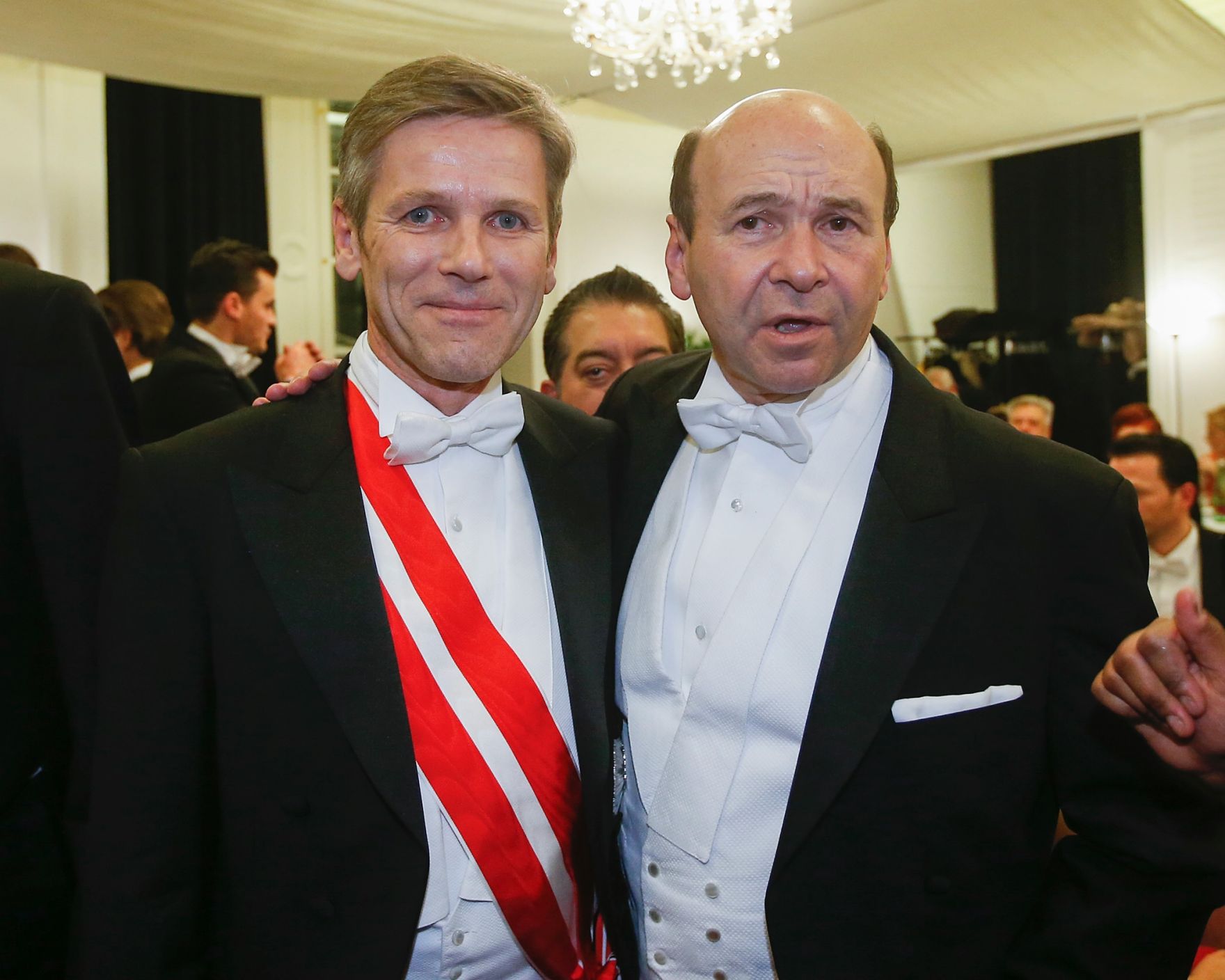 Am 4. Februar 2016 besuchte Kanzleramtsminister Josef Ostermayer (l.) den Wiener Opernball. Im Bild mit Staatsoperndirektor Dominique Meyer (r.).