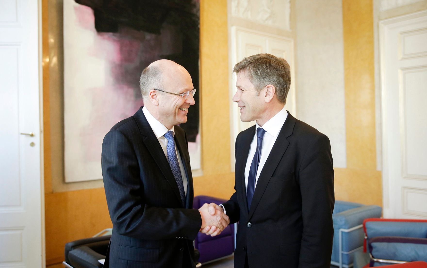 Am 8. Februar 2016 traf Kanzleramtsminister Josef Ostermayer (r.) mit dem Pr&auml;sidenten des Europ&auml;ischen Gerichtshofs (EuGH) Koen Lenaerts (l.) zu einem informellen Austausch zusammen.