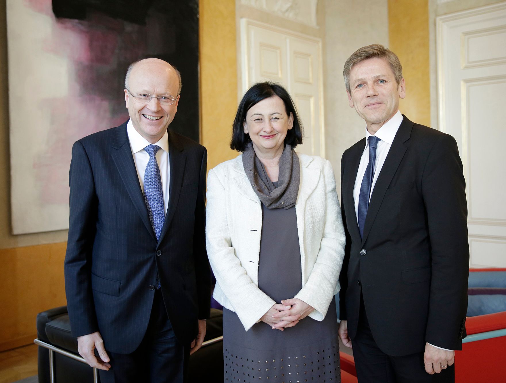 Am 8. Februar 2016 traf Kanzleramtsminister Josef Ostermayer (r.) mit dem Pr&auml;sidenten des Europ&auml;ischen Gerichtshofs (EuGH) Koen Lenaerts (l.) zu einem informellen Austausch zusammen. Im Bild mit der EuGH-Richterin Maria Berger (m.).
