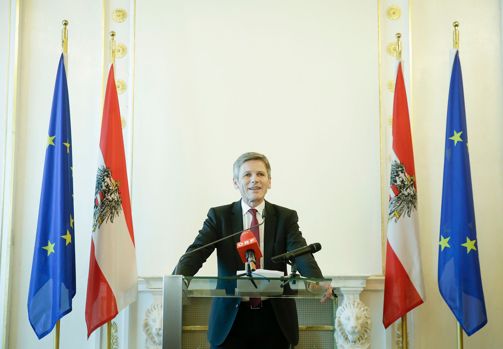 Am 9. Februar 2016 &uuml;berreichte Kunst- und Kulturminister Josef Ostermayer (im Bild) die Urkunde, mit der Peter Pelinka der Berufstitel Professor verliehen wurde.