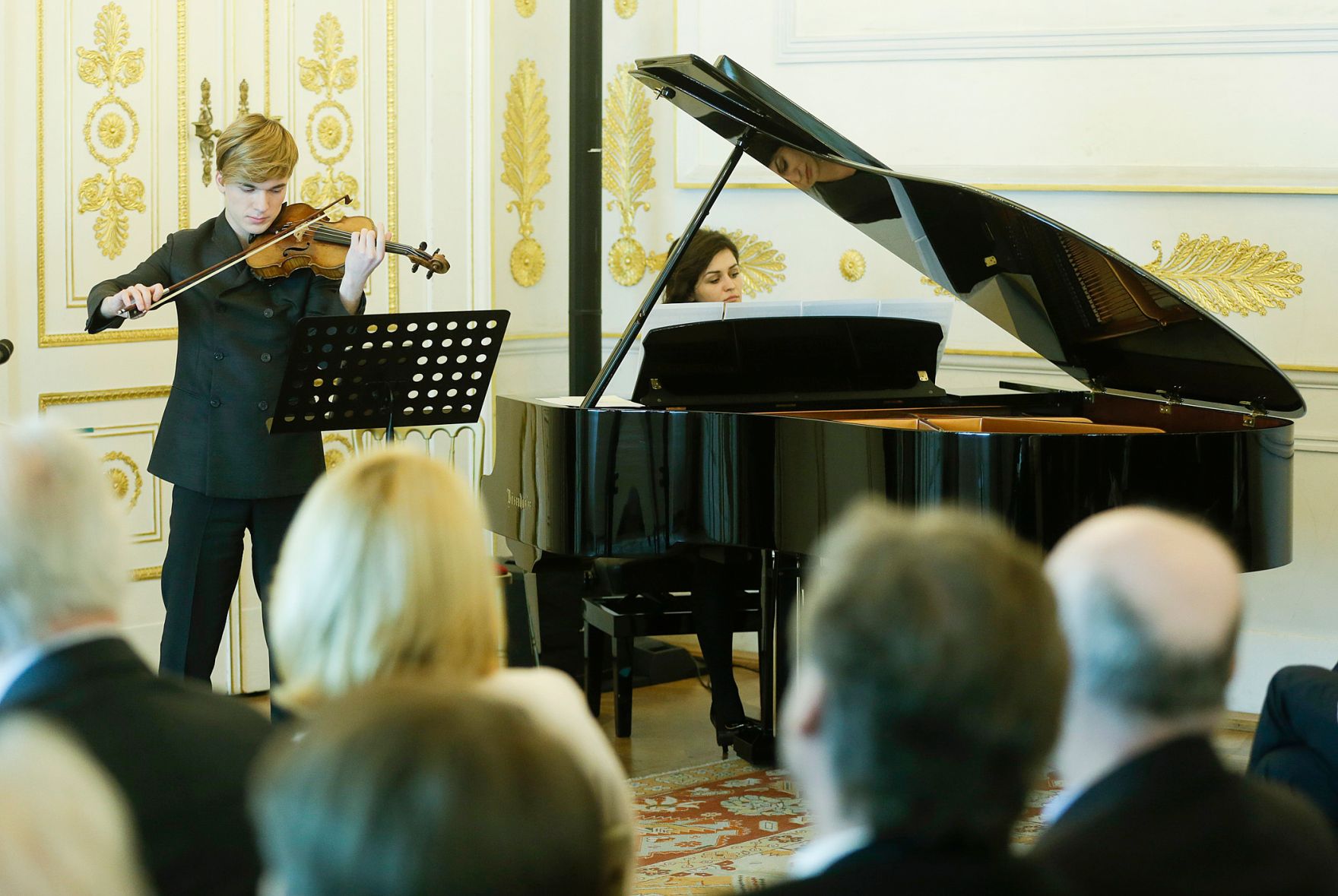 Am 9. Februar 2016 &uuml;berreichte Kunst- und Kulturminister Josef Ostermayer die Urkunde, mit der Peter Pelinka der Berufstitel Professor verliehen wurde.