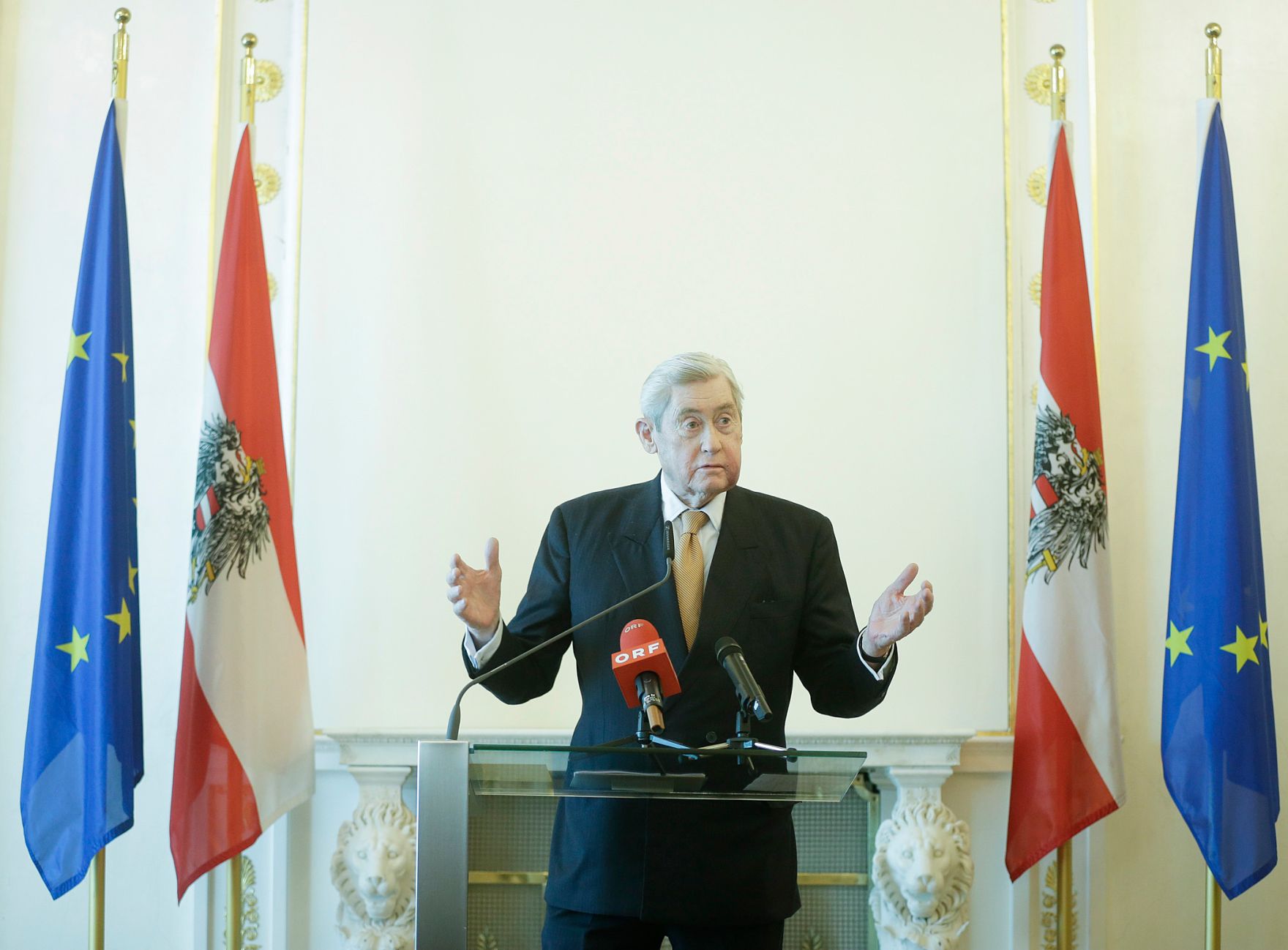 Am 9. Februar 2016 &uuml;berreichte Kunst- und Kulturminister Josef Ostermayer die Urkunde, mit der Peter Pelinka der Berufstitel Professor verliehen wurde. Im Bild Laudator Hannes Androsch.