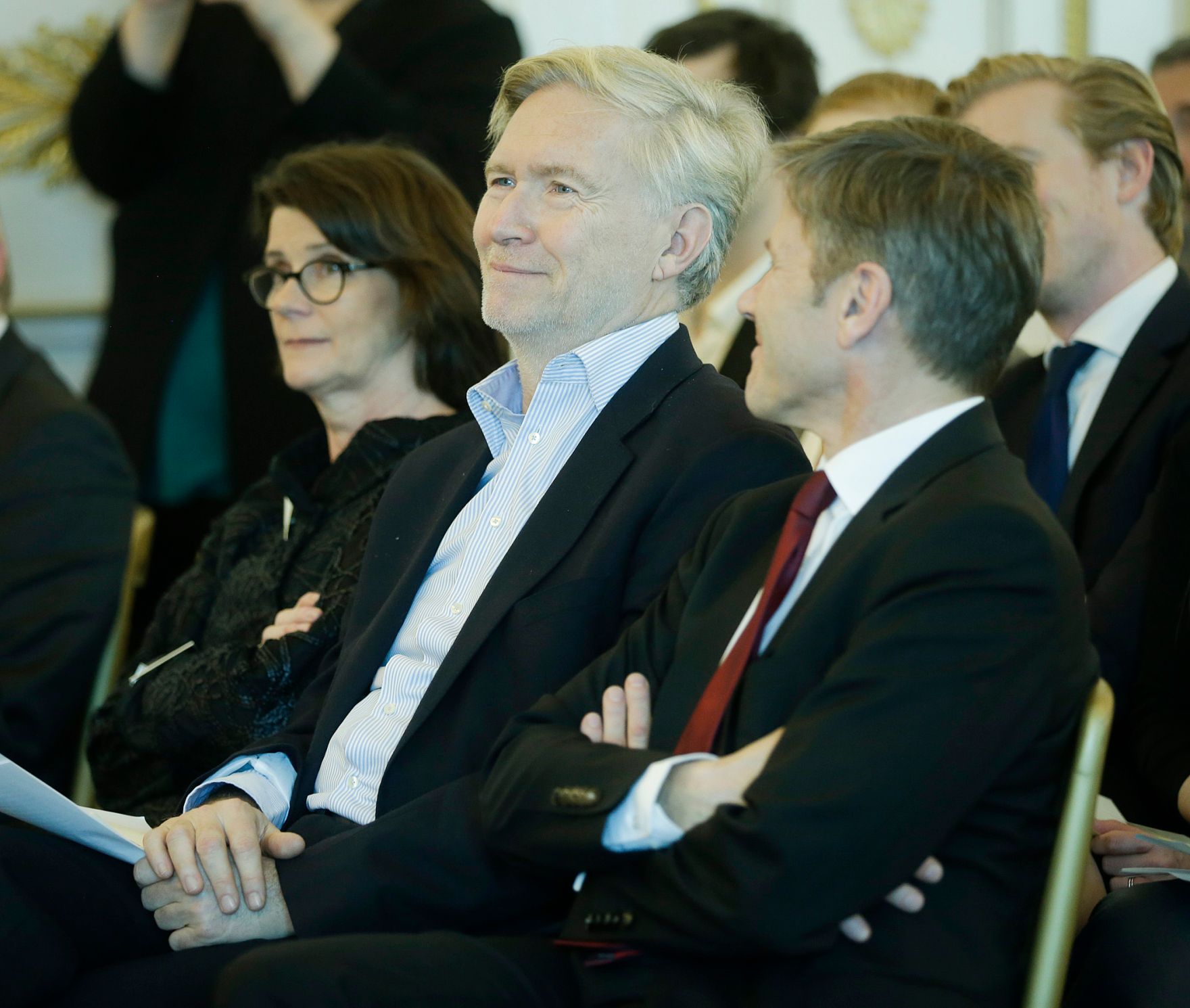Am 9. Februar 2016 &uuml;berreichte Kunst- und Kulturminister Josef Ostermayer (r.) die Urkunde, mit der Peter Pelinka (l.) der Berufstitel Professor verliehen wurde.