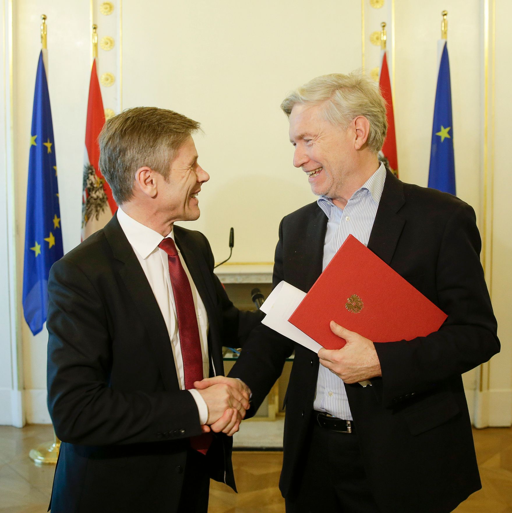 Am 9. Februar 2016 &uuml;berreichte Kunst- und Kulturminister Josef Ostermayer (l.) die Urkunde, mit der Peter Pelinka (r.) der Berufstitel Professor verliehen wurde.