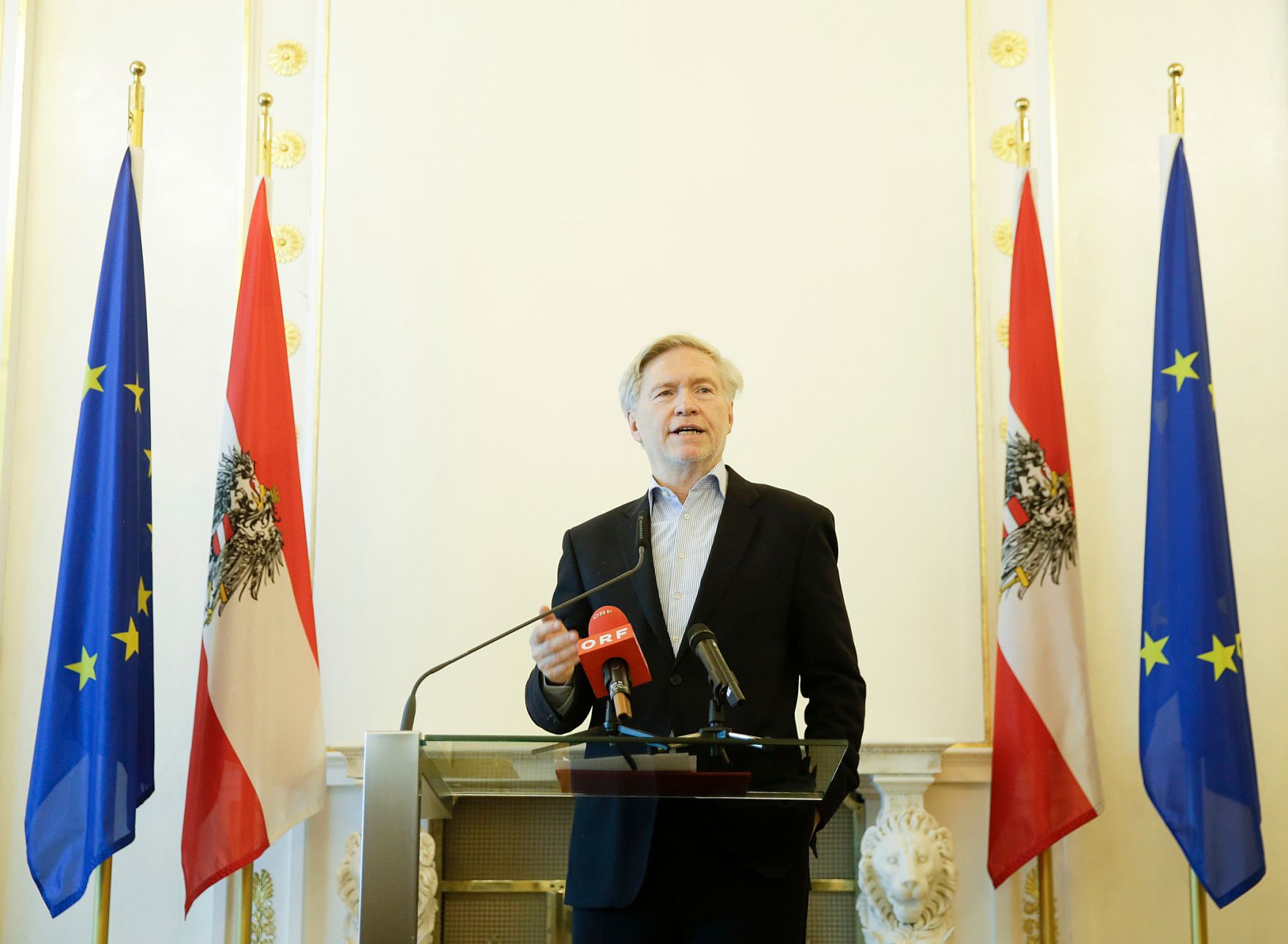 Am 9. Februar 2016 &uuml;berreichte Kunst- und Kulturminister Josef Ostermayer die Urkunde, mit der Peter Pelinka (im Bild) der Berufstitel Professor verliehen wurde.