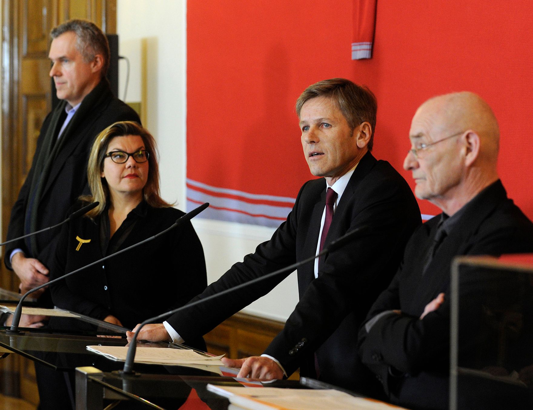 Am 12. Februar 2016 nahm Kunst- und Kulturminister Josef Ostermayer an einer Pressekonferenz bez&uuml;glich der &Uuml;bergabe des Nachlasses des verstorbenen &ouml;sterreichischen Architekten Hans Hollein zur Erweiterung der Architektursammlung des MAK teil. Im Bild (v.l.n.r.) MAK-Direktor Christoph Thun-Hohenstein, Lilli Hollein, Tochter von Hans Hollein, Kunst- und Kulturminister Josef Ostermayer und der Direktor des Architekturzentrum Wien Dietmar Steiner. 