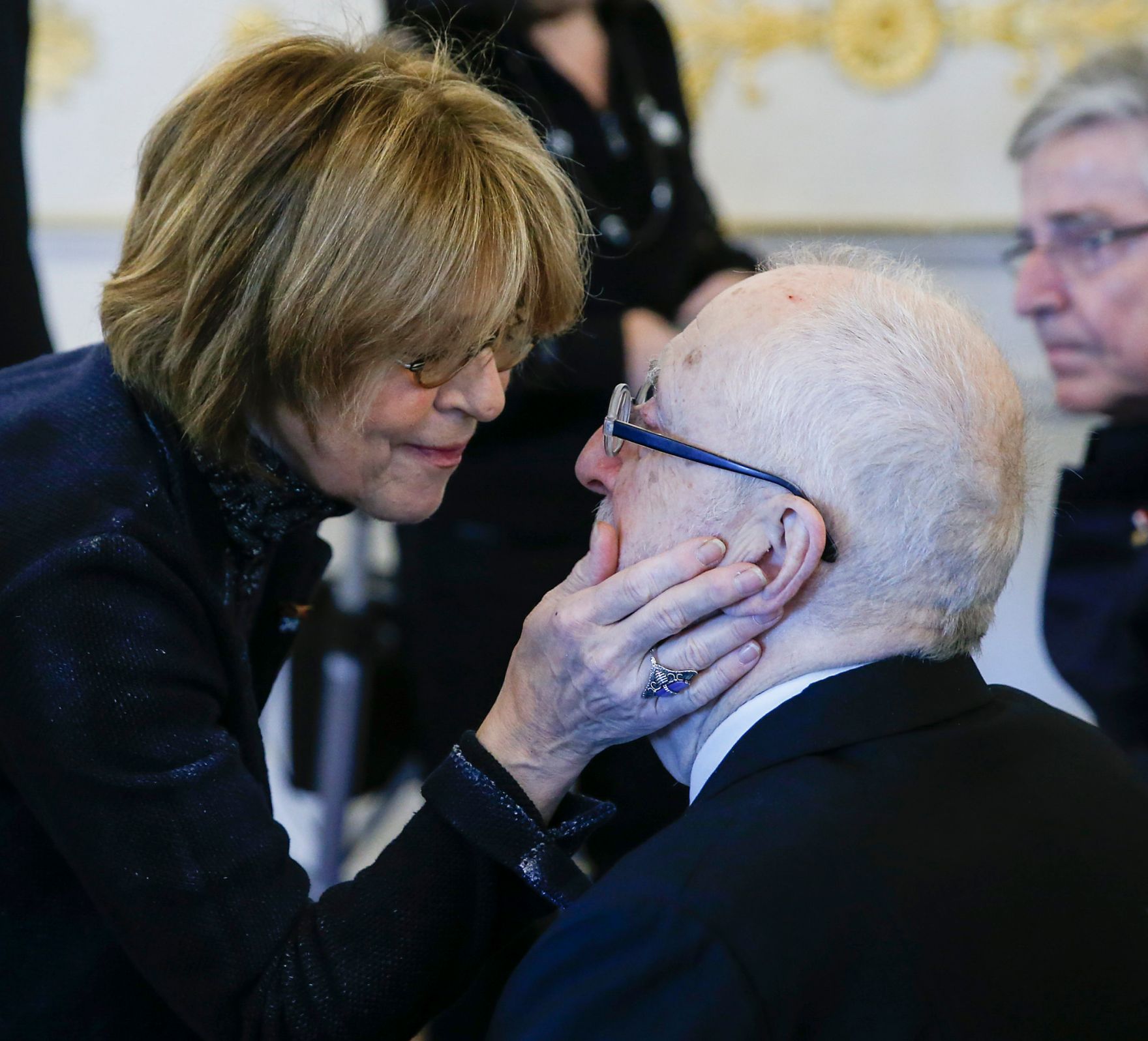 Am 12. Februar 2016 &uuml;berreichte Kunst- und Kulturminister Josef Ostermayer das Gro&szlig;e Ehrenzeichen f&uuml;r Verdienste um die Republik &Ouml;sterreich an Hellmuth Matiasek (m.). Im Bild mit Ehefrau Cornelia Froboess (l.).