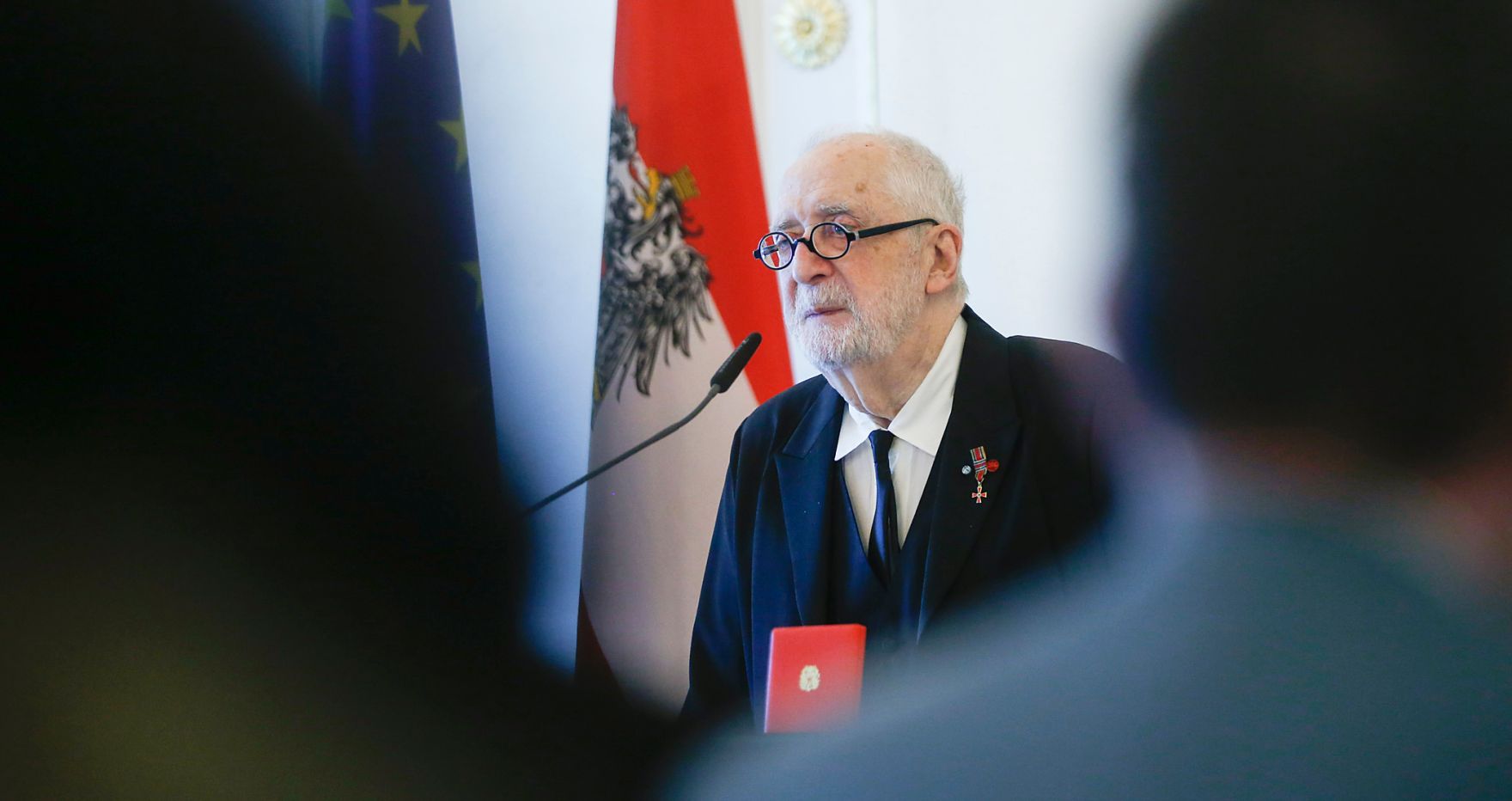 Am 12. Februar 2016 &uuml;berreichte Kunst- und Kulturminister Josef Ostermayer das Gro&szlig;e Ehrenzeichen f&uuml;r Verdienste um die Republik &Ouml;sterreich an Hellmuth Matiasek (im Bild).