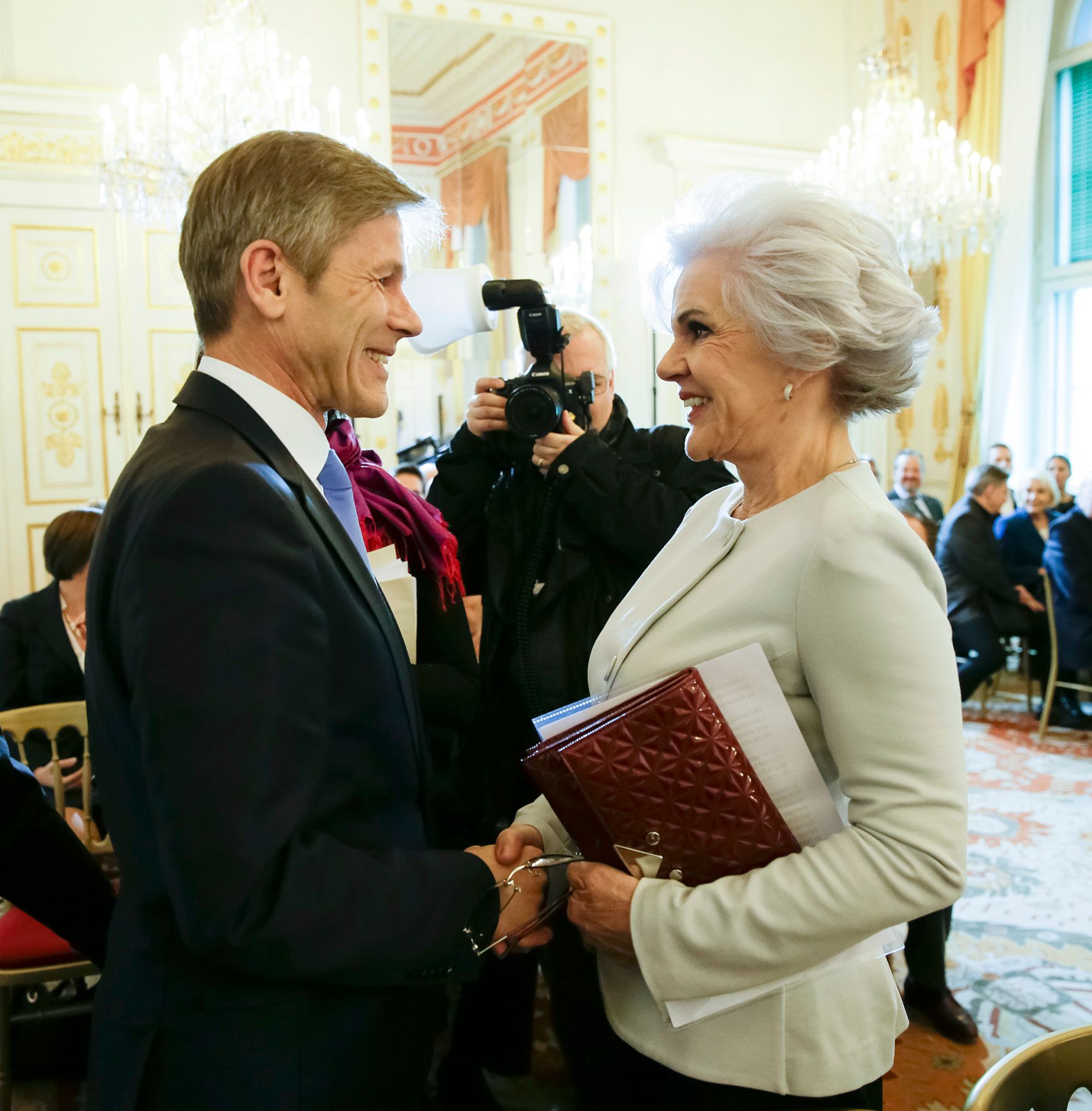 Am 16. Februar 2016 &uuml;berreichte Kunst- und Kulturminister Josef Ostermayer (l.) die Urkunde, mit der Maresa H&ouml;rbiger (r.) der Berufstitel Professorin verliehen wurde.