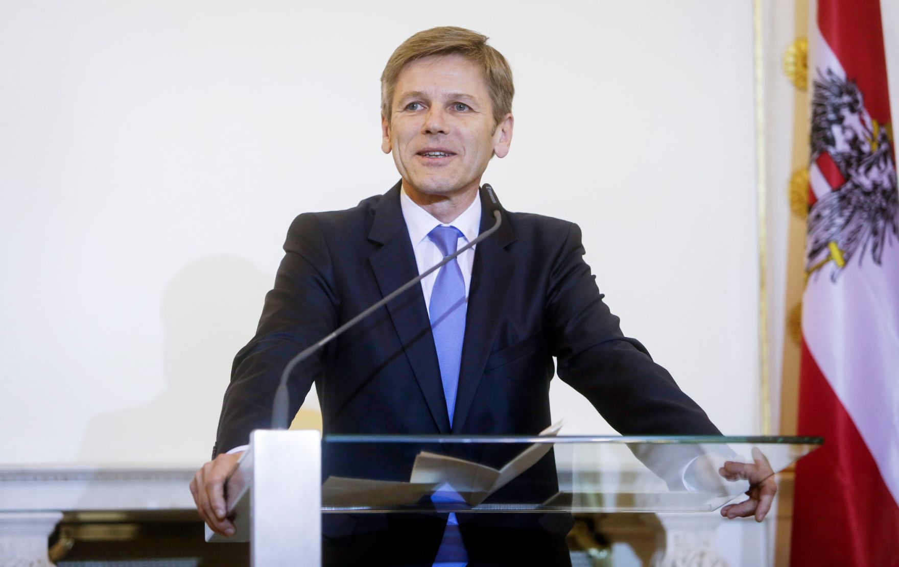 Am 16. Februar 2016 &uuml;berreichte Kunst- und Kulturminister Josef Ostermayer (im Bild) die Urkunde, mit der Maresa H&ouml;rbiger der Berufstitel Professorin verliehen wurde.