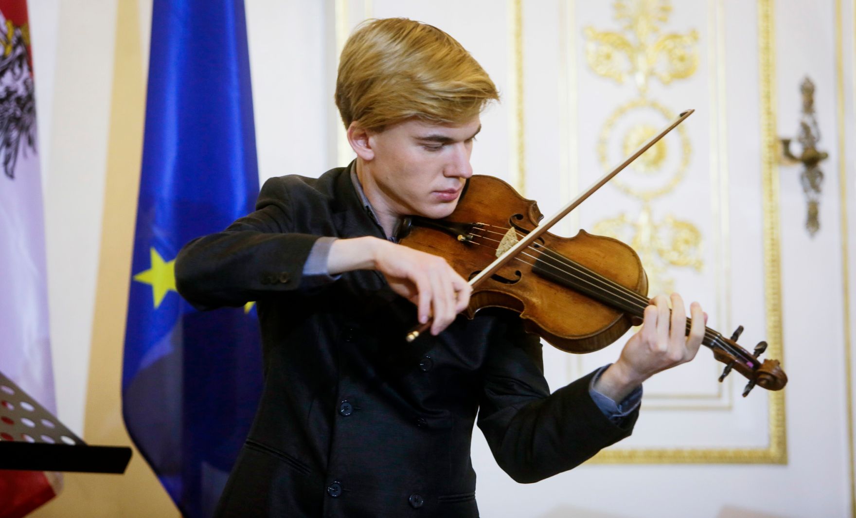 Am 16. Februar 2016 &uuml;berreichte Kunst- und Kulturminister Josef Ostermayer die Urkunde, mit der Maresa H&ouml;rbiger der Berufstitel Professorin verliehen wurde.