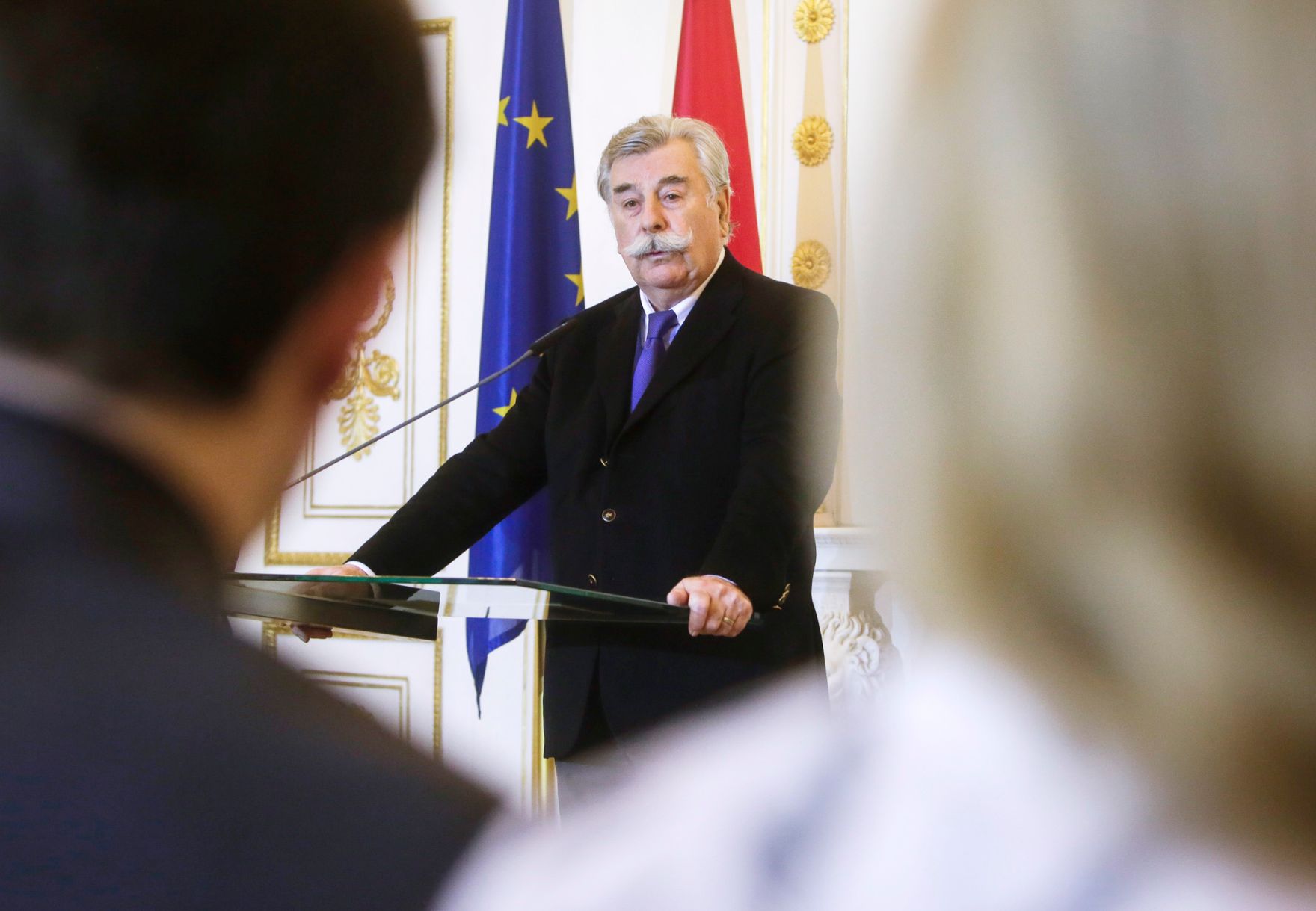 Am 16. Februar 2016 &uuml;berreichte Kunst- und Kulturminister Josef Ostermayer die Urkunde, mit der Maresa H&ouml;rbiger der Berufstitel Professorin verliehen wurde. Im Bild der Laudator Ulrich N. Schulenburg.