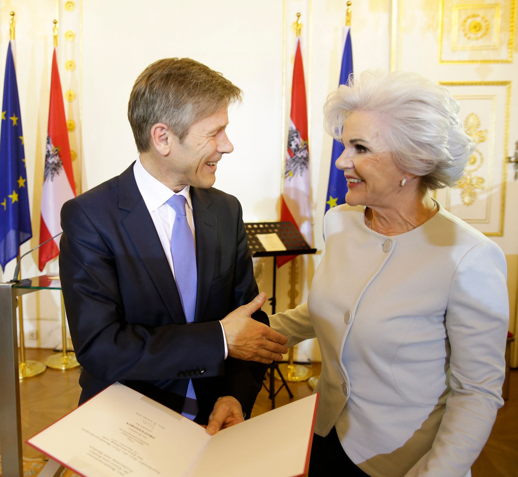 Am 16. Februar 2016 &uuml;berreichte Kunst- und Kulturminister Josef Ostermayer (l.) die Urkunde, mit der Maresa H&ouml;rbiger (r.) der Berufstitel Professorin verliehen wurde.