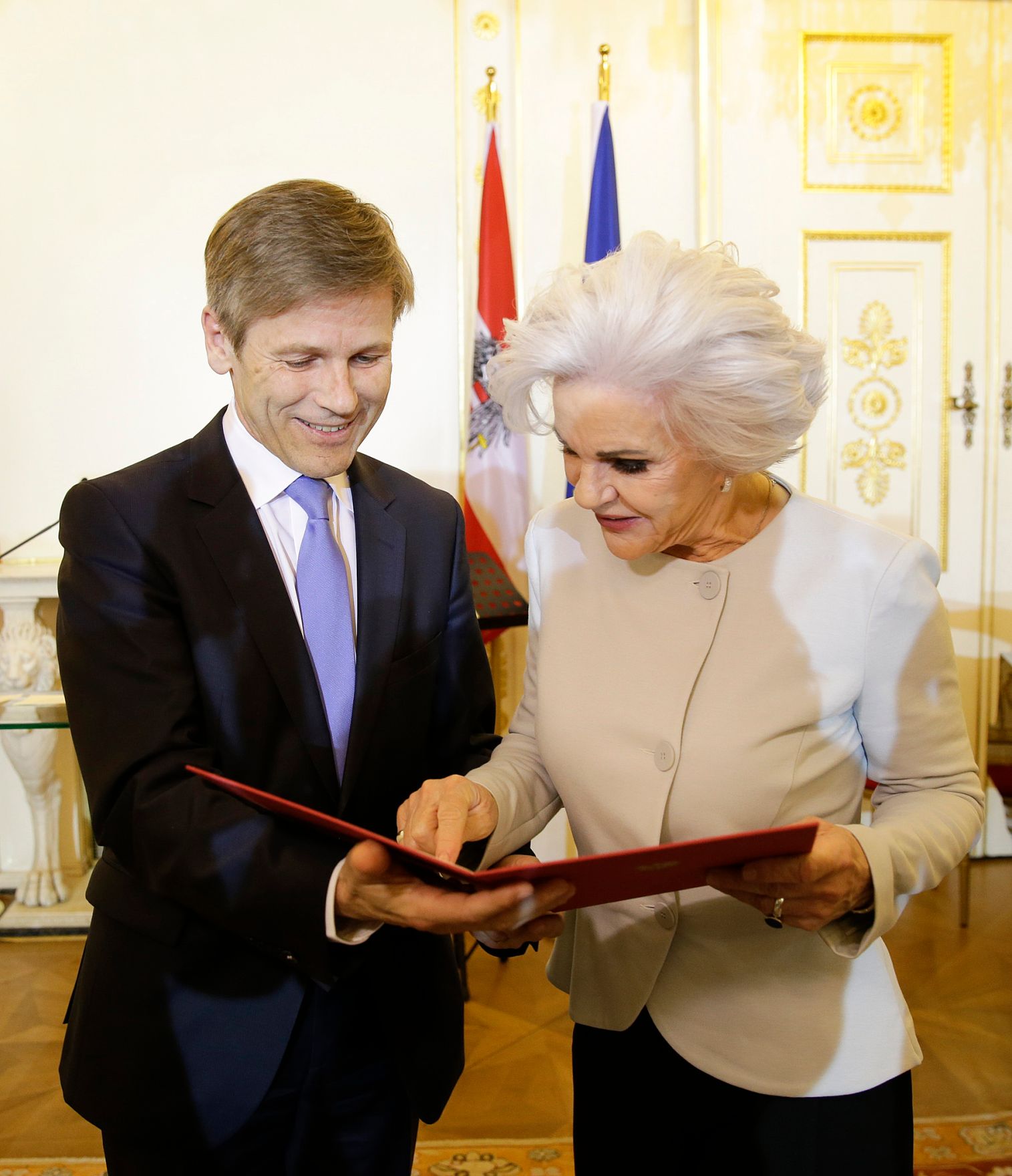 Am 16. Februar 2016 &uuml;berreichte Kunst- und Kulturminister Josef Ostermayer (l.) die Urkunde, mit der Maresa H&ouml;rbiger (r.) der Berufstitel Professorin verliehen wurde.