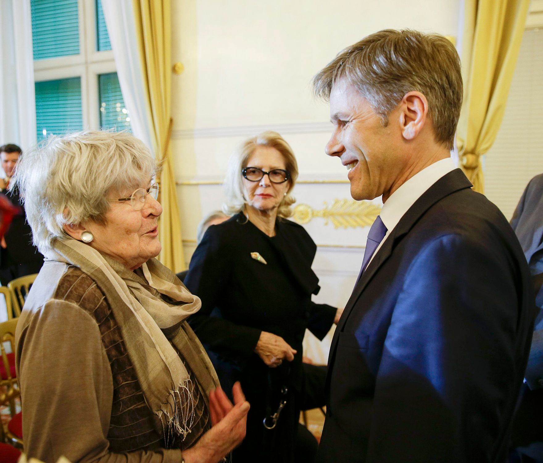 Am 16. Februar 2016 &uuml;berreichte Kunst- und Kulturminister Josef Ostermayer (r.) die Urkunde, mit der Maresa H&ouml;rbiger der Berufstitel Professorin verliehen wurde. Im Bild mit Schauspielerin Elisabeth Orths (l.).
