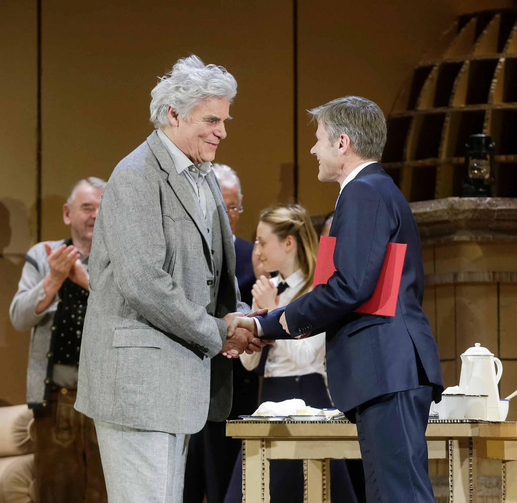 Am 16. Februar 2016 &uuml;berreichte Kunst- und Kulturminister Josef Ostermayer (r.) die Urkunde, mit der Schauspieler Peter Simonischek (l.) der Berufstitel Kammerschauspieler verliehen wurde.