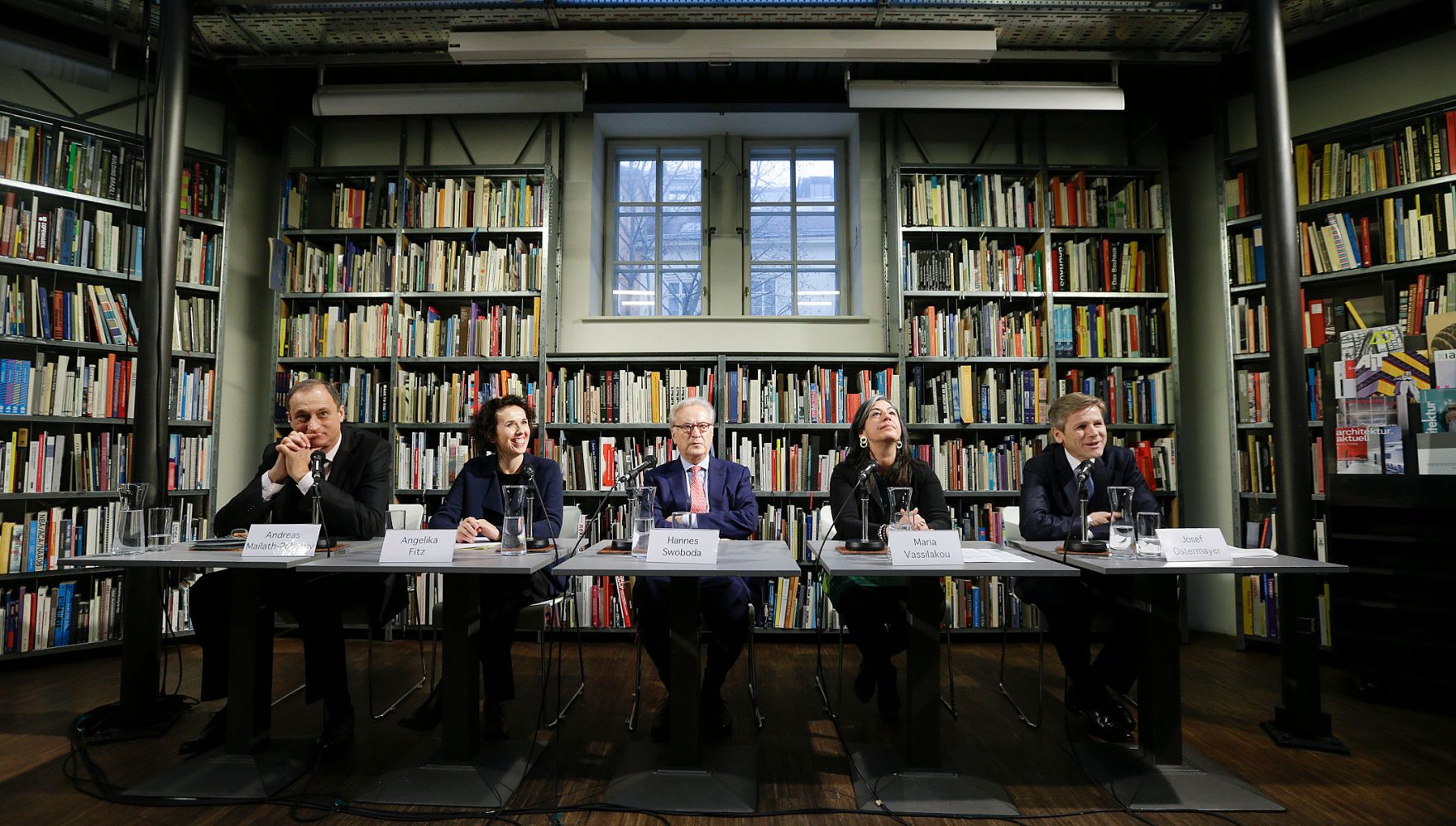 Am 17. Februar 2016 sprach Kunst- und Kulturminister Josef Ostermayer (r.) bei der Pressekonferenz anl&auml;sslich der Pr&auml;sentation von Angelika Fitz (m.l.) als zuk&uuml;nftige Direktorin des Architekturzentrums Wien. Im Bild mit Vizeb&uuml;rgermeisterin Maria Vassilakou (m.r.), Kulturstadtrat Andreas Mailath-Pokorny (l.) und Az W-Pr&auml;sident Hannes Swoboda (m.).