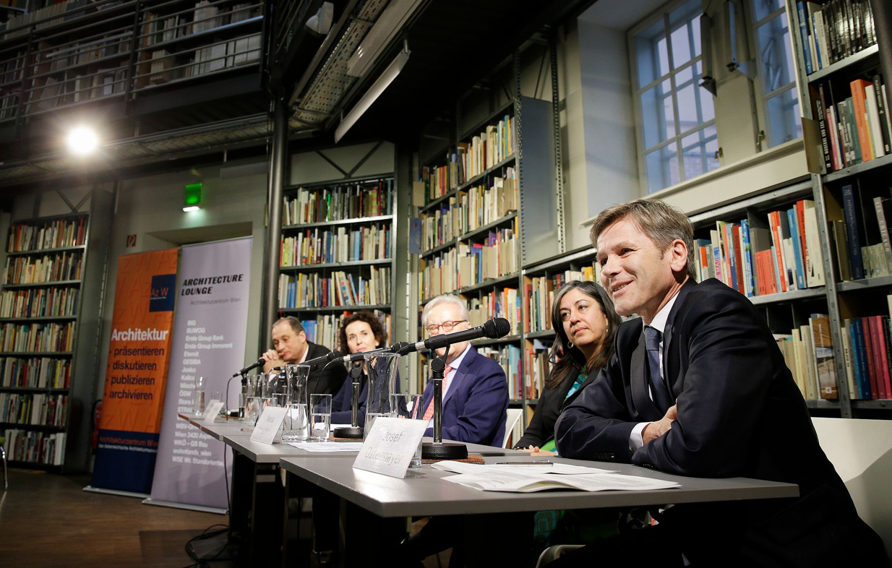 Am 17. Februar 2016 sprach Kunst- und Kulturminister Josef Ostermayer (r.) bei der Pressekonferenz anl&auml;sslich der Pr&auml;sentation von Angelika Fitz (m.l.) als zuk&uuml;nftige Direktorin des Architekturzentrums Wien. Im Bild mit Vizeb&uuml;rgermeisterin Maria Vassilakou (m.r.), Kulturstadtrat Andreas Mailath-Pokorny (l.) und Az W-Pr&auml;sident Hannes Swoboda (m.).
