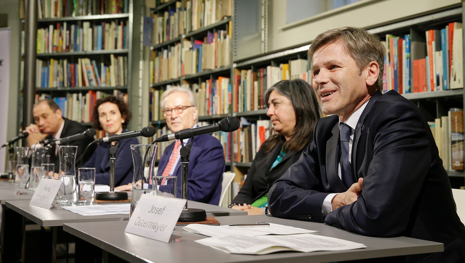 Am 17. Februar 2016 sprach Kunst- und Kulturminister Josef Ostermayer (r.) bei der Pressekonferenz anl&auml;sslich der Pr&auml;sentation von Angelika Fitz (m.l.) als zuk&uuml;nftige Direktorin des Architekturzentrums Wien. Im Bild mit Vizeb&uuml;rgermeisterin Maria Vassilakou (m.r.), Kulturstadtrat Andreas Mailath-Pokorny (l.) und Az W-Pr&auml;sident Hannes Swoboda (m.).