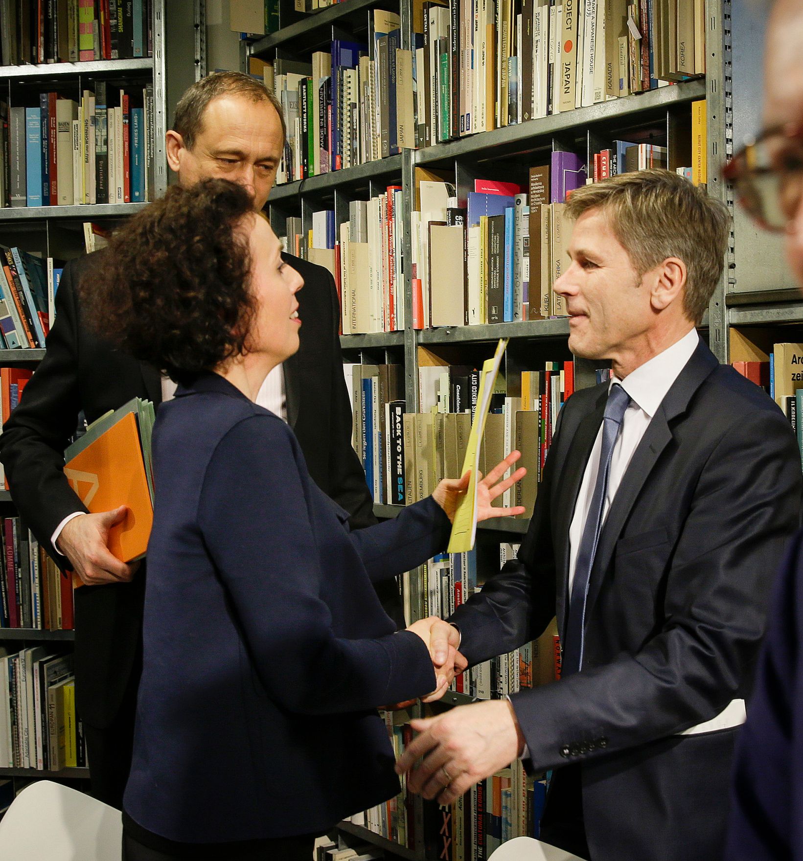 Am 17. Februar 2016 sprach Kunst- und Kulturminister Josef Ostermayer (r.) bei der Pressekonferenz anl&auml;sslich der Pr&auml;sentation von Angelika Fitz (l.) als zuk&uuml;nftige Direktorin des Architekturzentrums Wien.